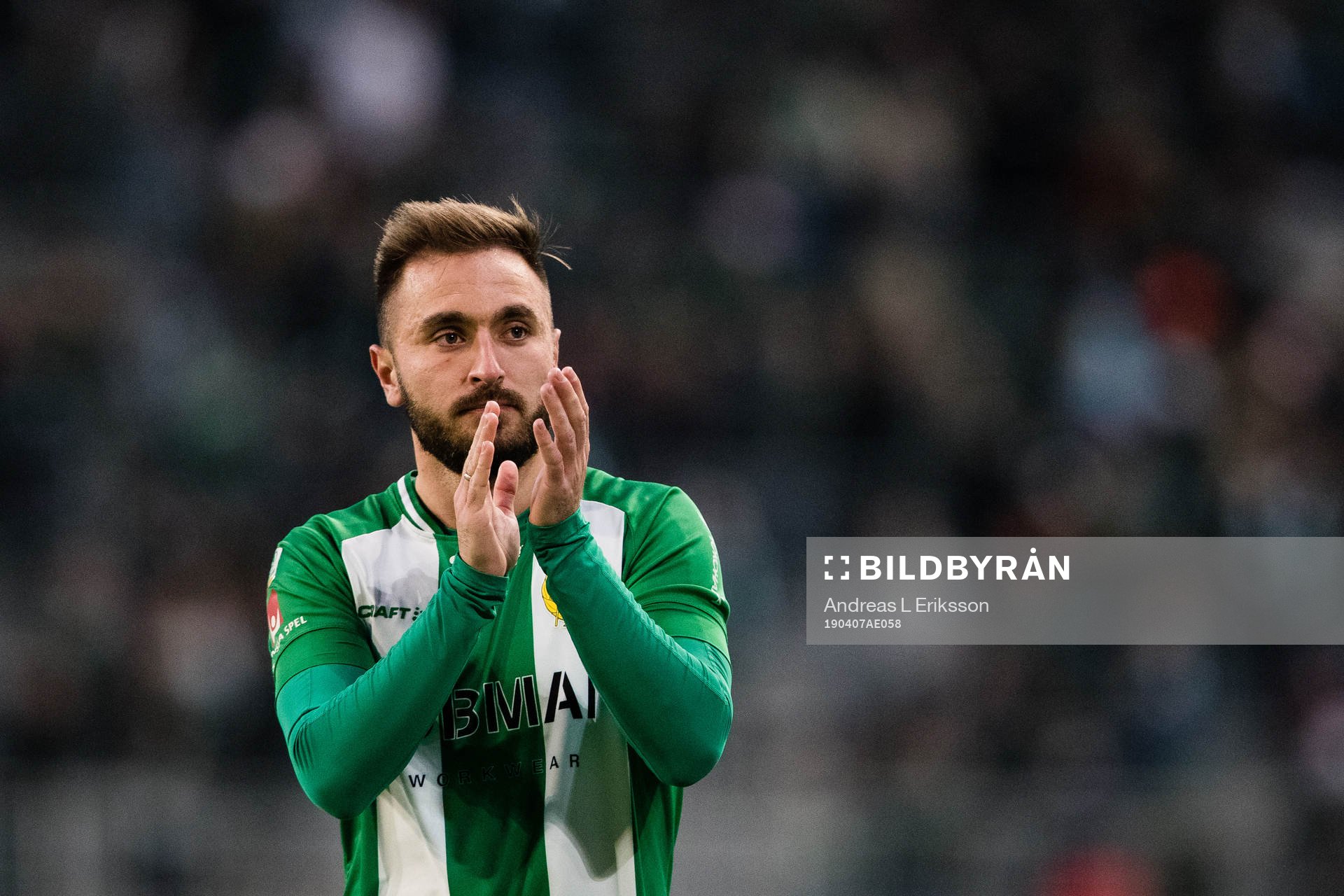 Hammarbys Muamer Tankovic tackar publiken efter fotbollsmatchen i Allsvenskan mellan Hammarby och Kalmar den 7 april 2019 i Stockholm. 