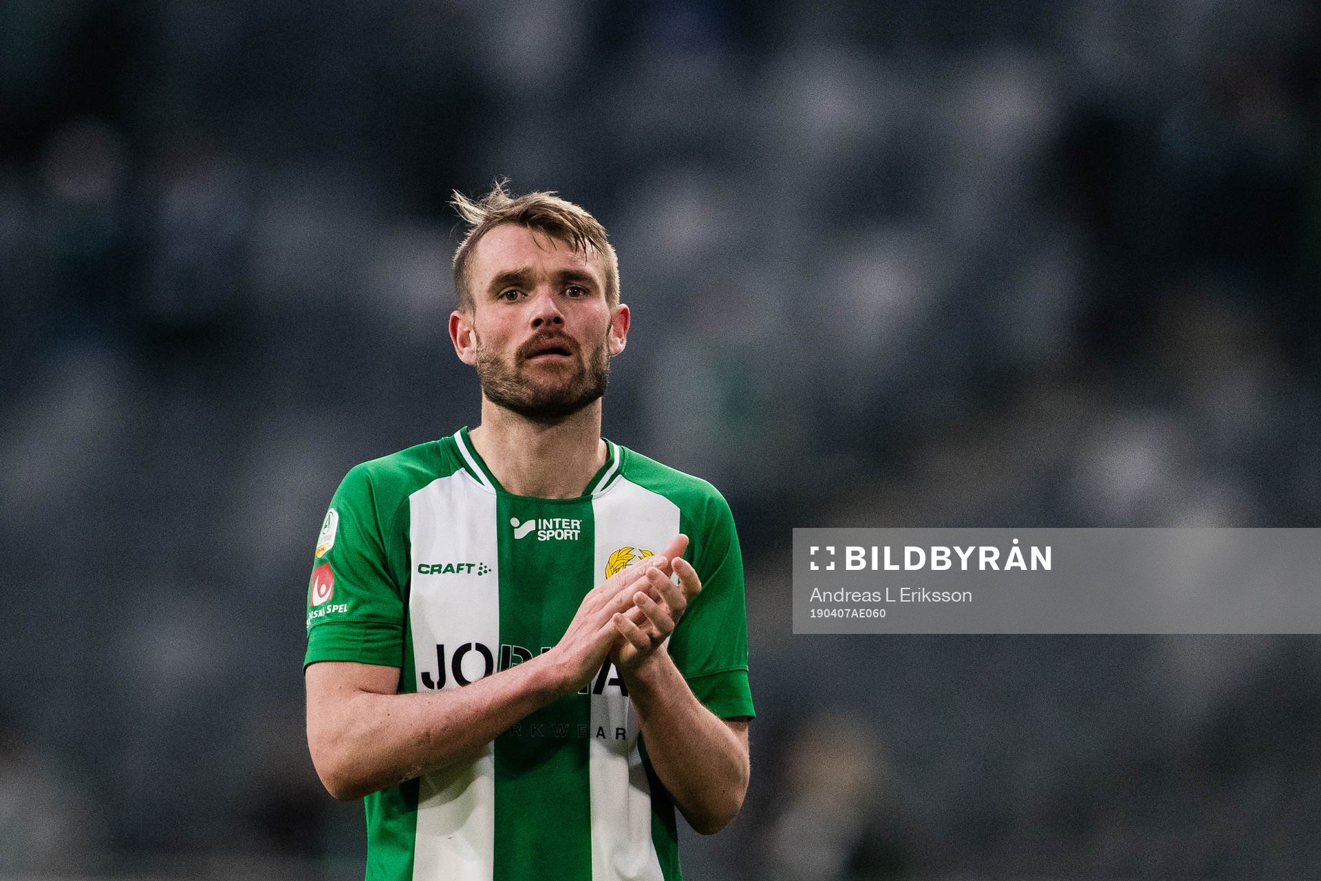 Hammarbys Mads Fenger Nielsen tackar publiken