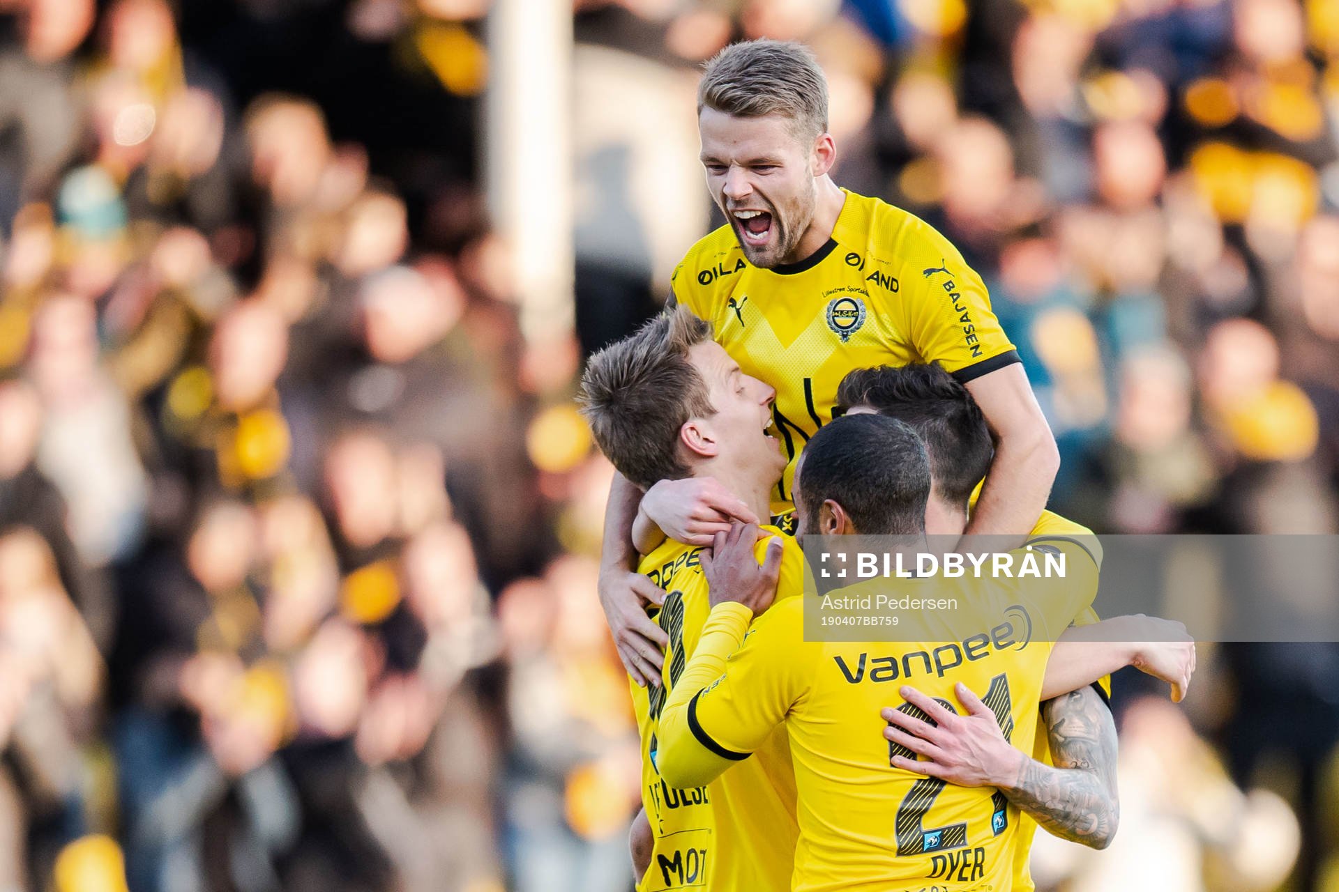 Thomas Lehne Olsen of Lillestrøm celebrates with teammates