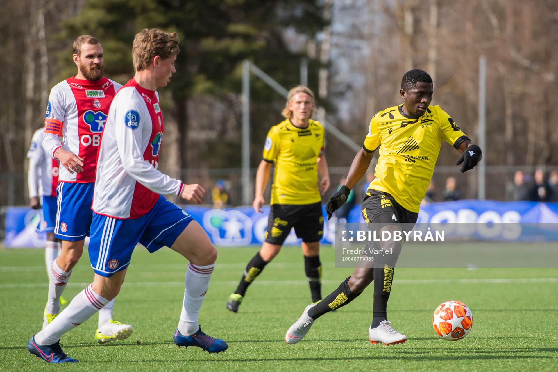Robin Rasch of KFUM and Afeez Aremu of Start