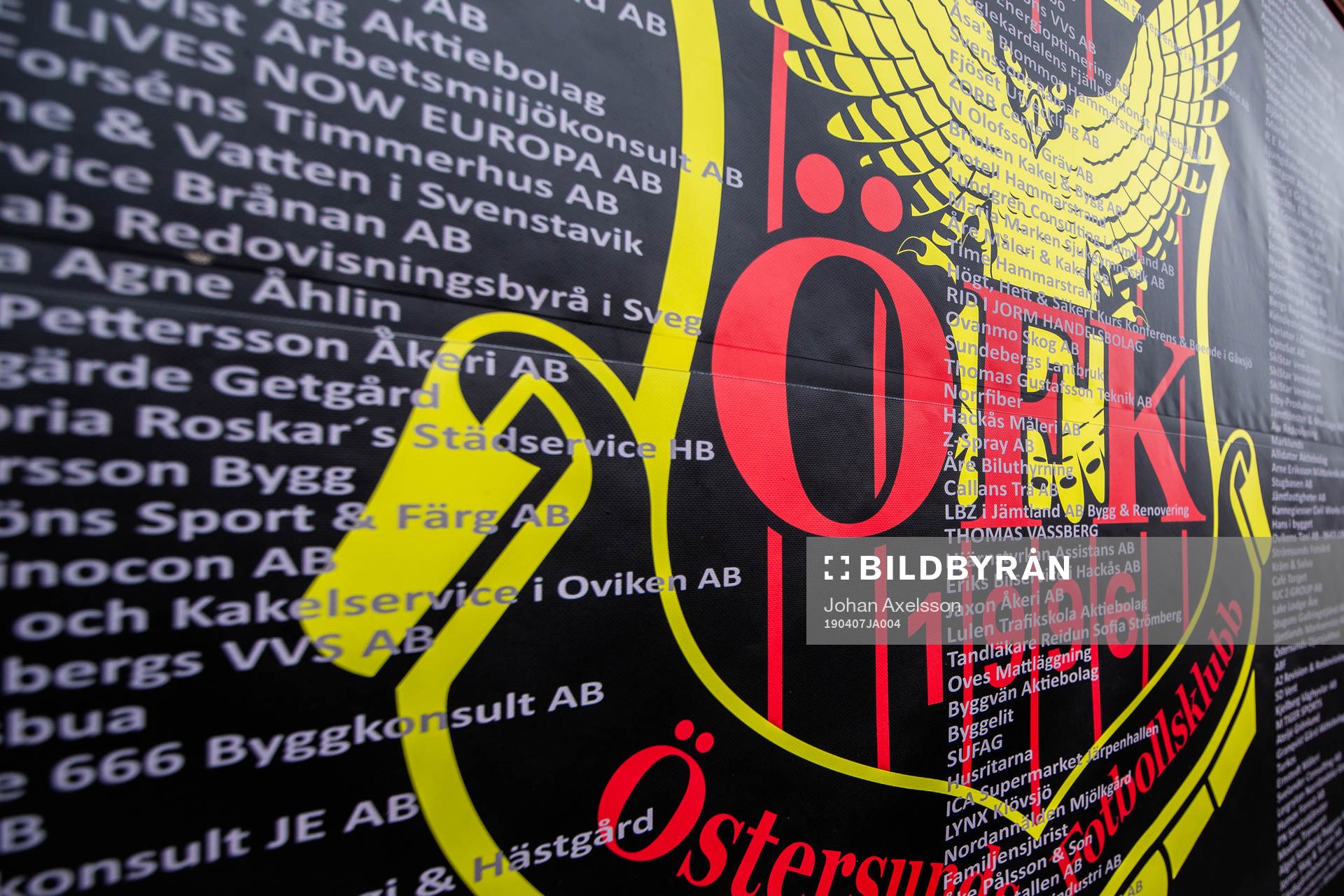 Östersunds klubbmärke på en skylt med sponsorer