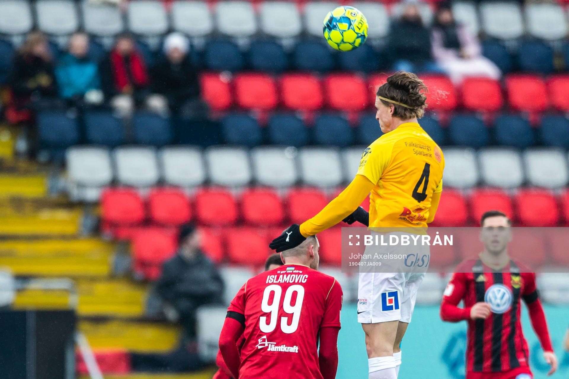 Östersunds Dino Islamovic och Falkenbergs Carl Johansson