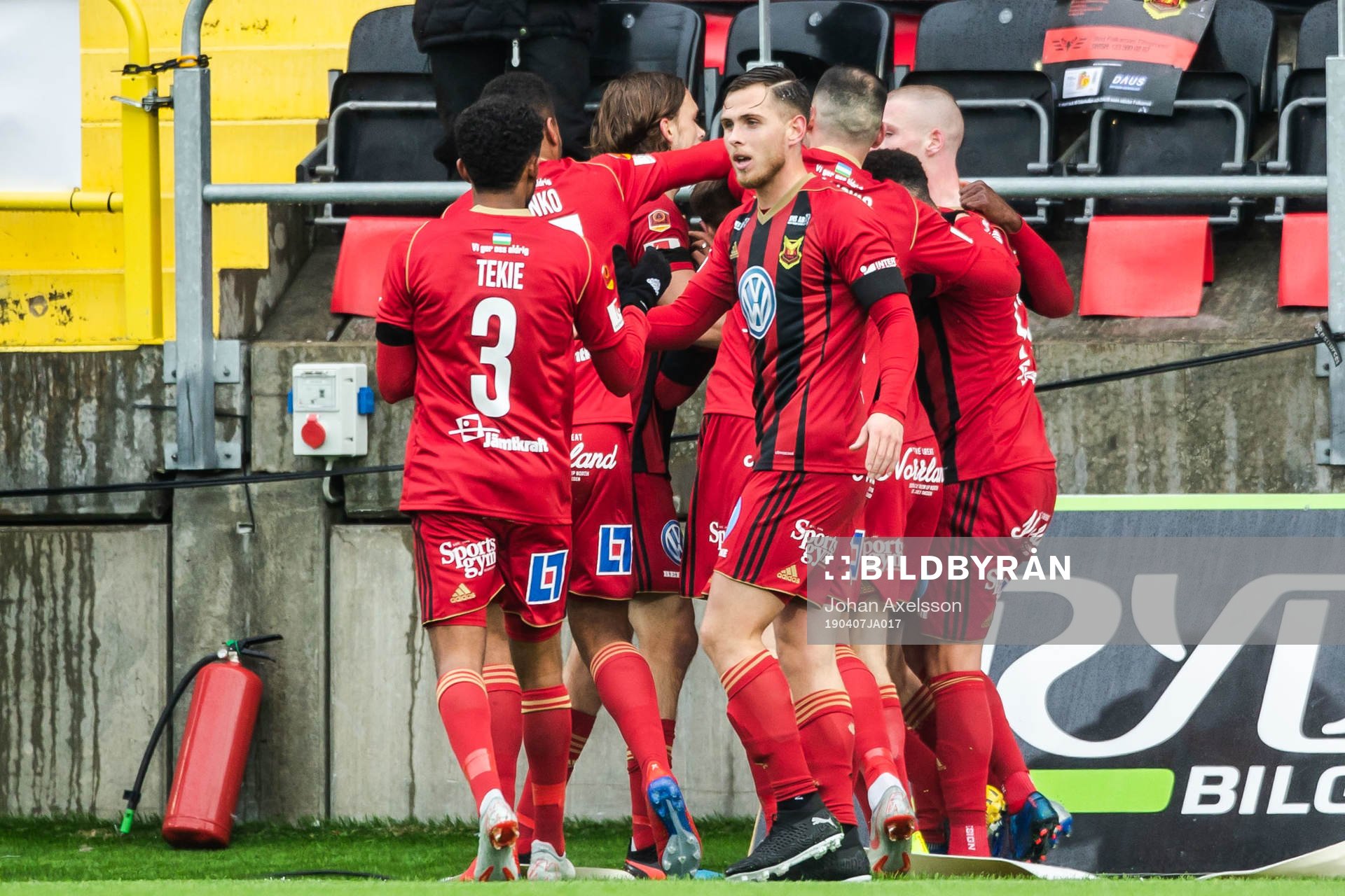 Östersunds Hosam Aiesh jublar med lagkamrater