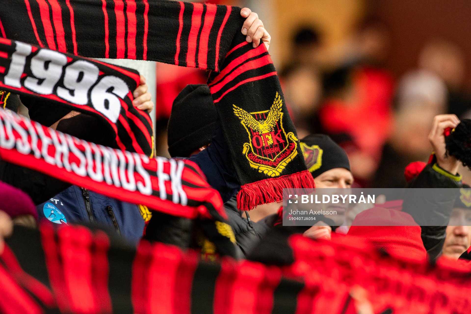 Halsduk med Östersunds klubbmärke under fotbollsmatchen i Allsvenskan mellan Östersund och Falkenberg den 7 April 2019 i Östersund.