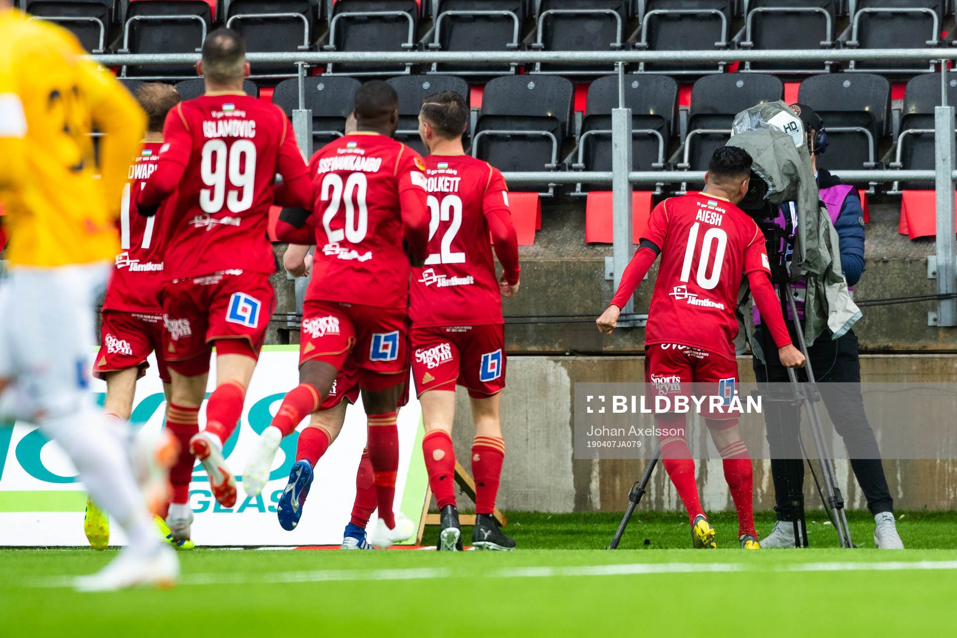 Östersunds Hosam Aiesh jublar in i tv kameran