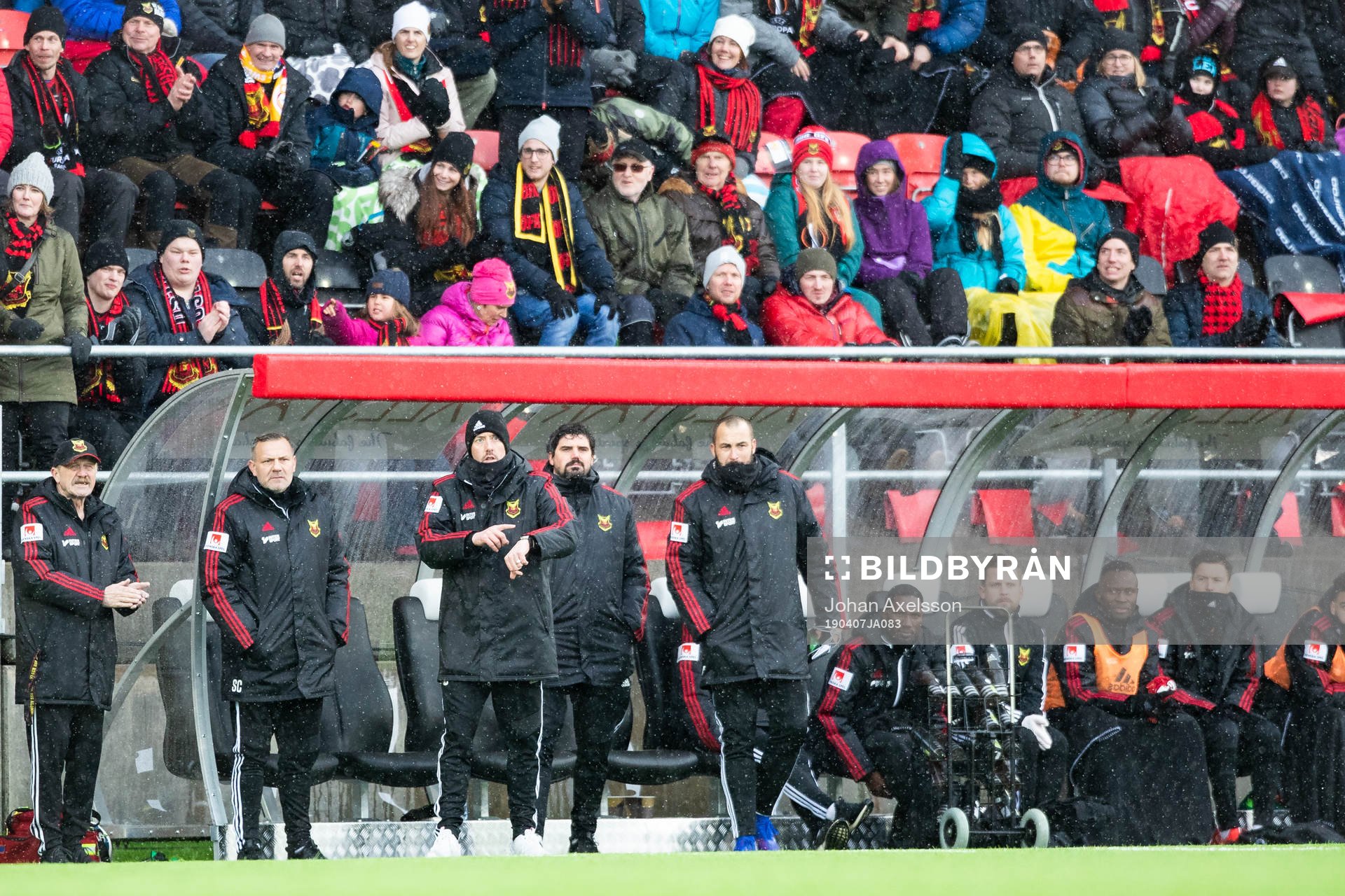 Östersunds tränare Ian Burchnall pekar på klockan mot
