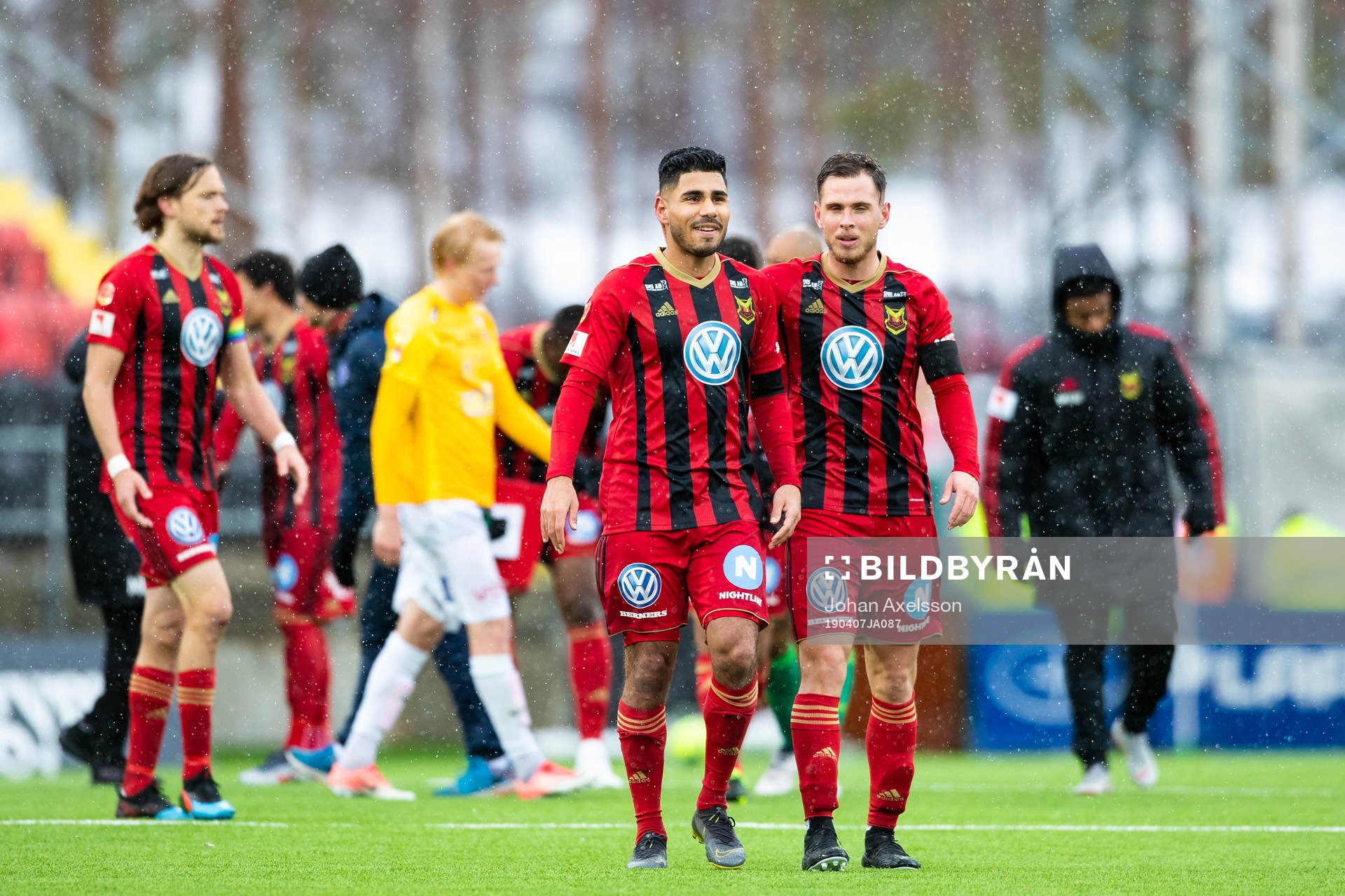 Östersunds Hosam Aiesh  och Charlie Colkett jublar