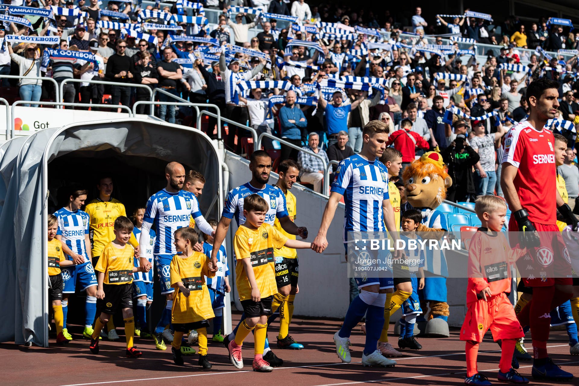 Spelarna kommer in till fotbollsmatchen i Allsvenskan