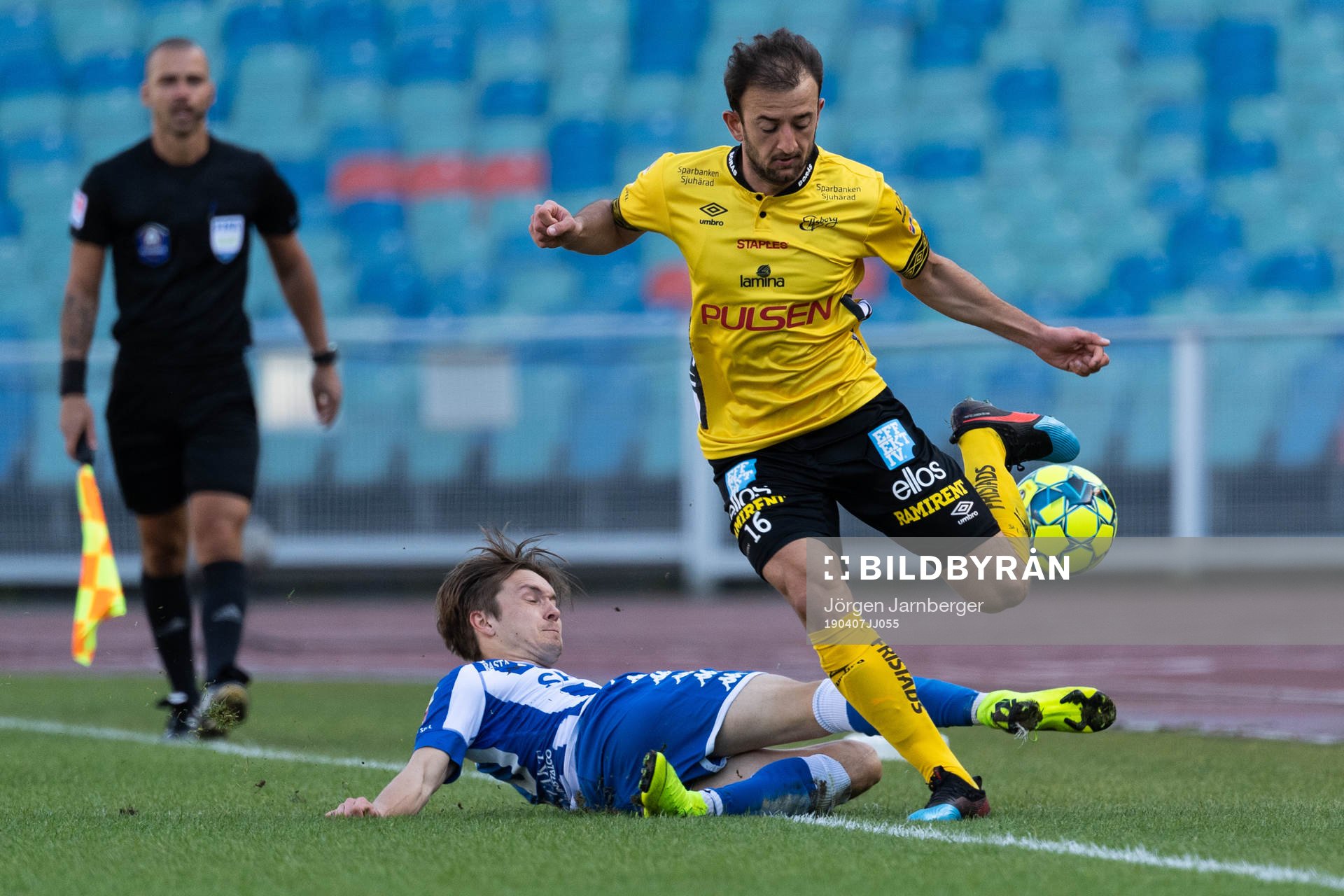 IFK Göteborgs Patrik Karlsson Lagemyr bryter boll av