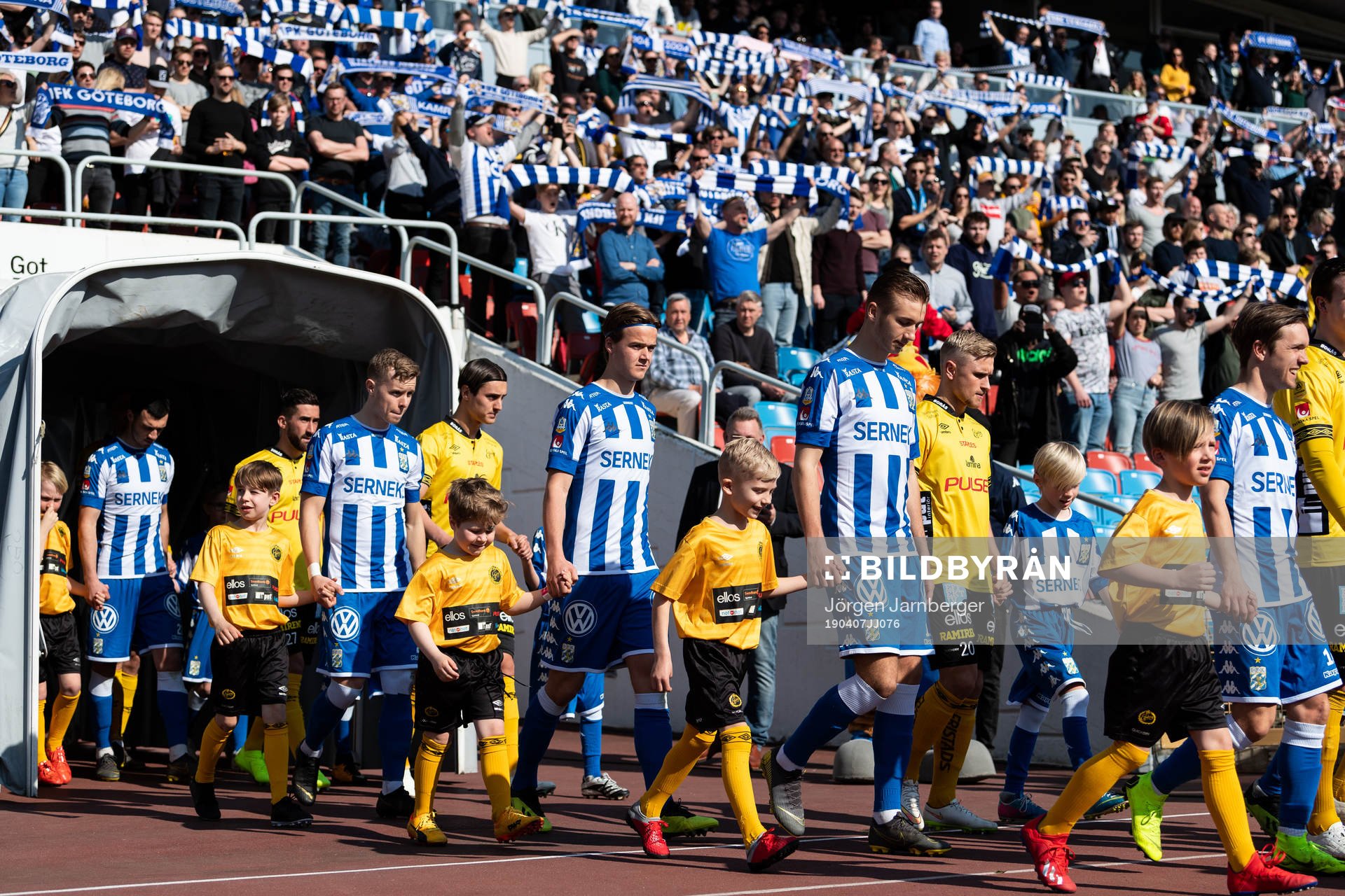 Lagen kommer in till match inför fotbollsmatchen i Allsvenskan mellan IFK Göteborg och Elfsborg den 7 april 2019 i Göteborg.