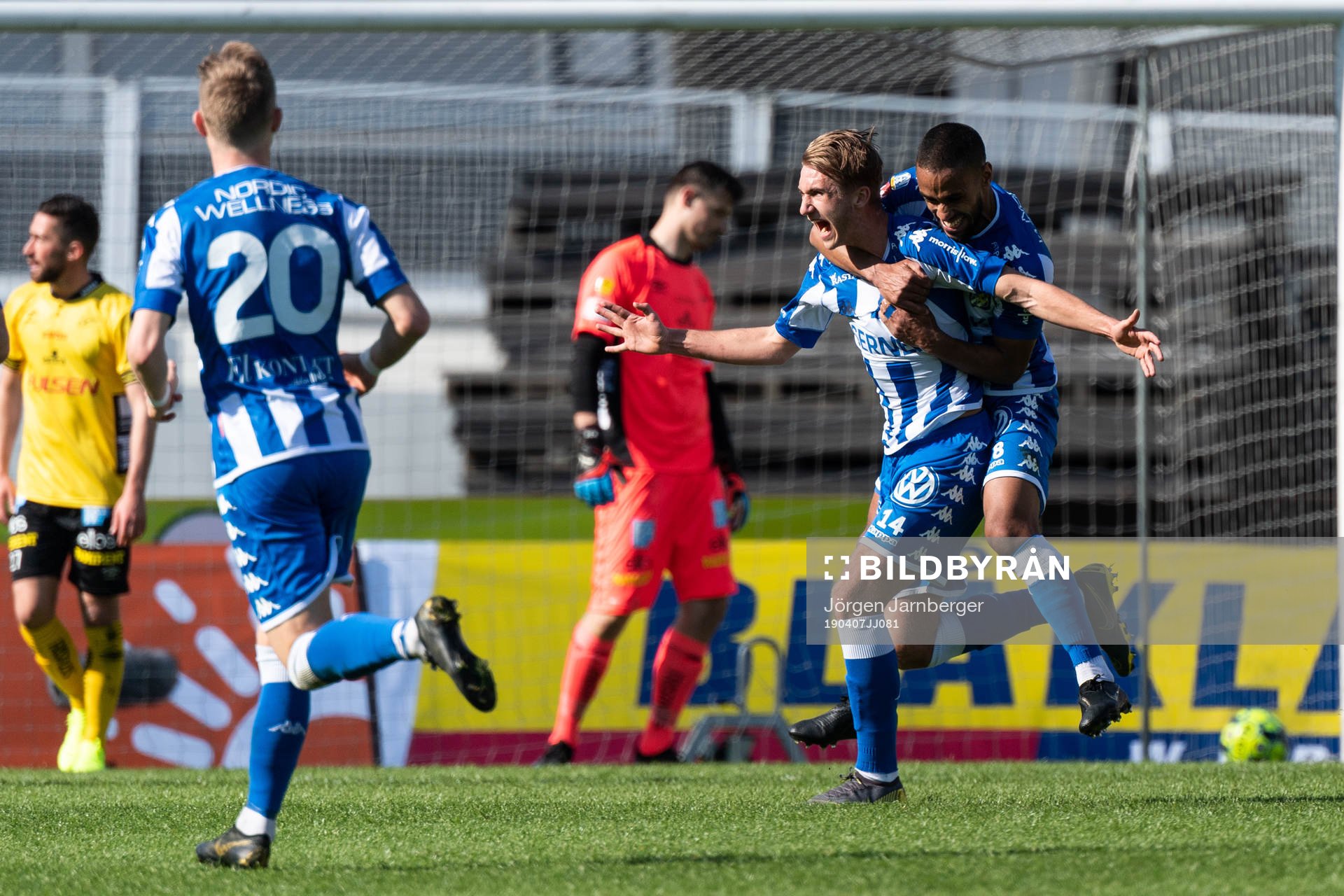 IFK Göteborgs Benjamin Nygren jublar och kramas om av