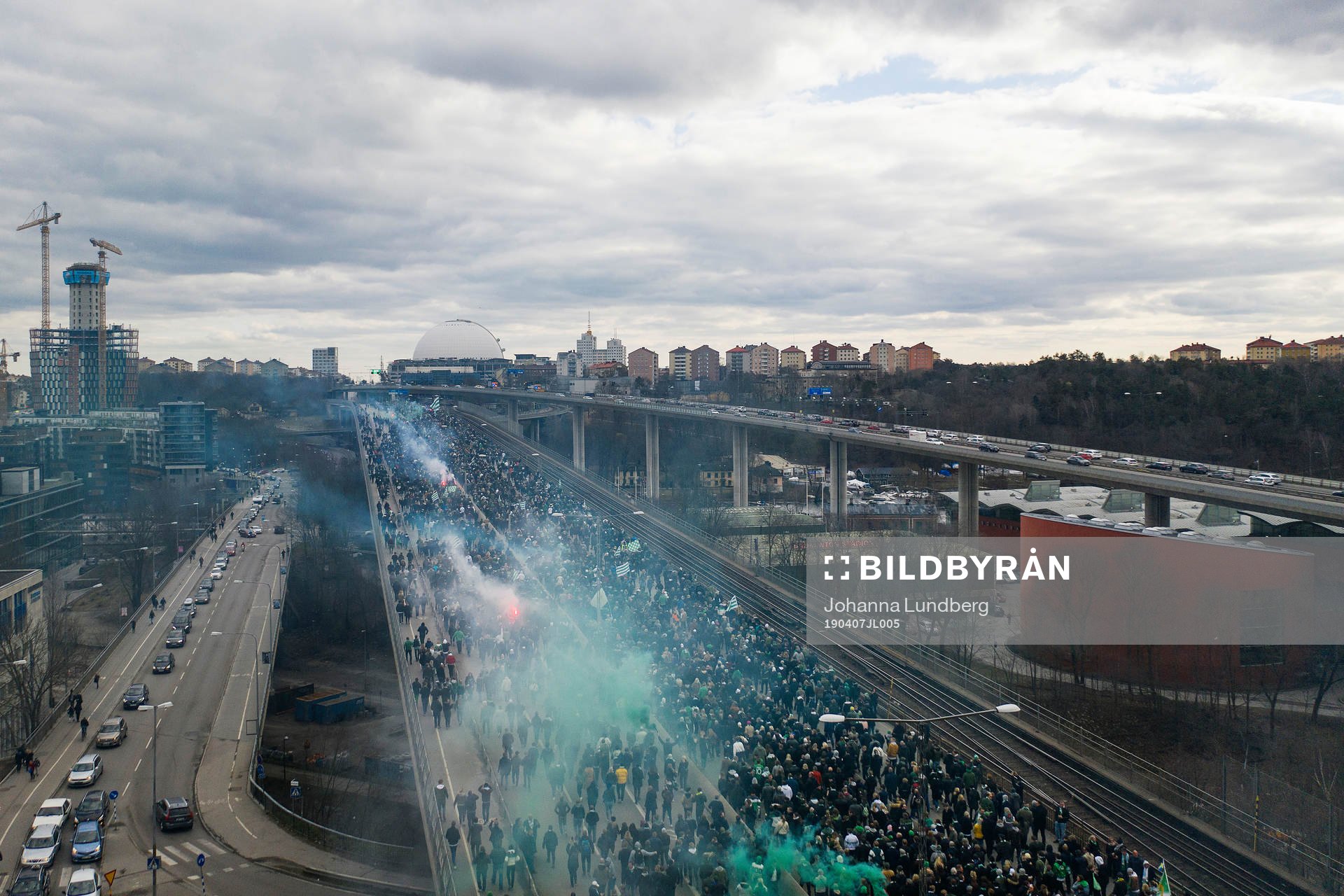 Hammarbys supportrar marscherar över Södermalm