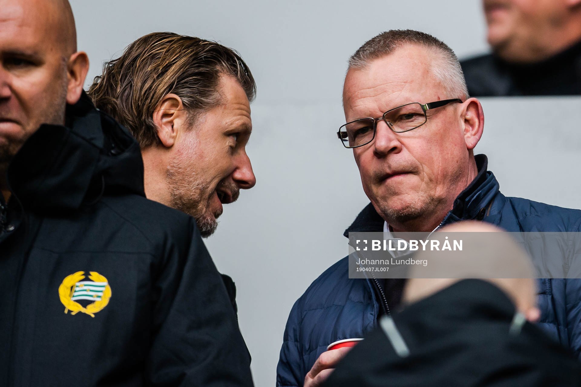 Hammarbys sportchef Jesper Jansson i samtal med