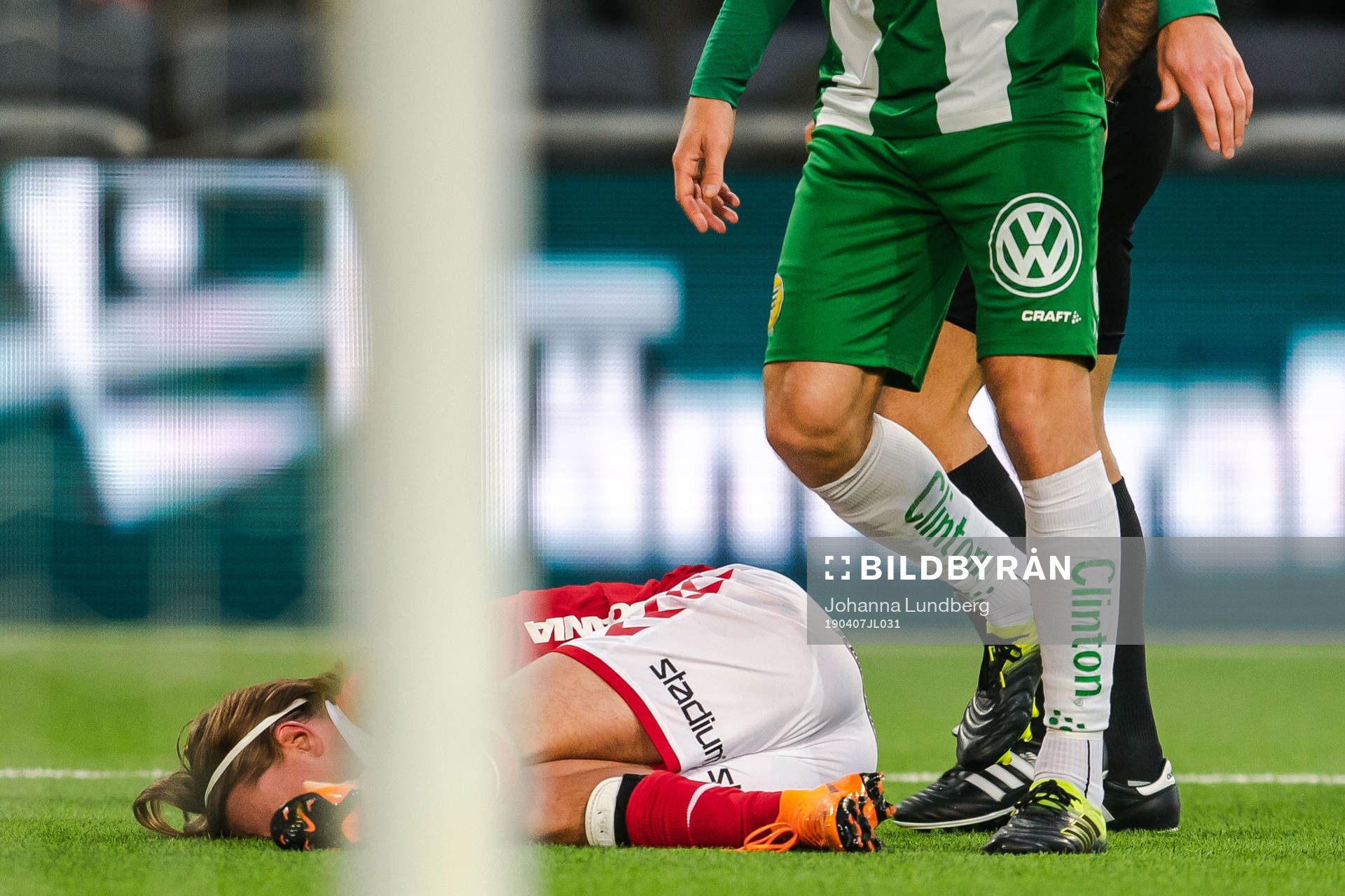 Kalmars Isak Magnusson har ont under fotbollsmatchen i allsvenskan mellan Hammarby och Kalmar den 7 april 2019 i Stockholm.