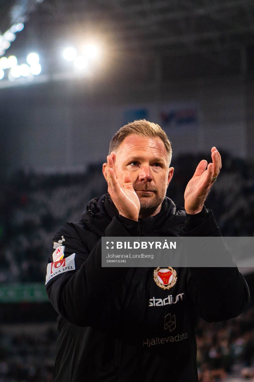 Kalmars tränare Magnus Pehrsson tackar publiken efter fotbollsmatchen i allsvenskan mellan Hammarby och Kalmar den 7 april 2019 i Stockholm.