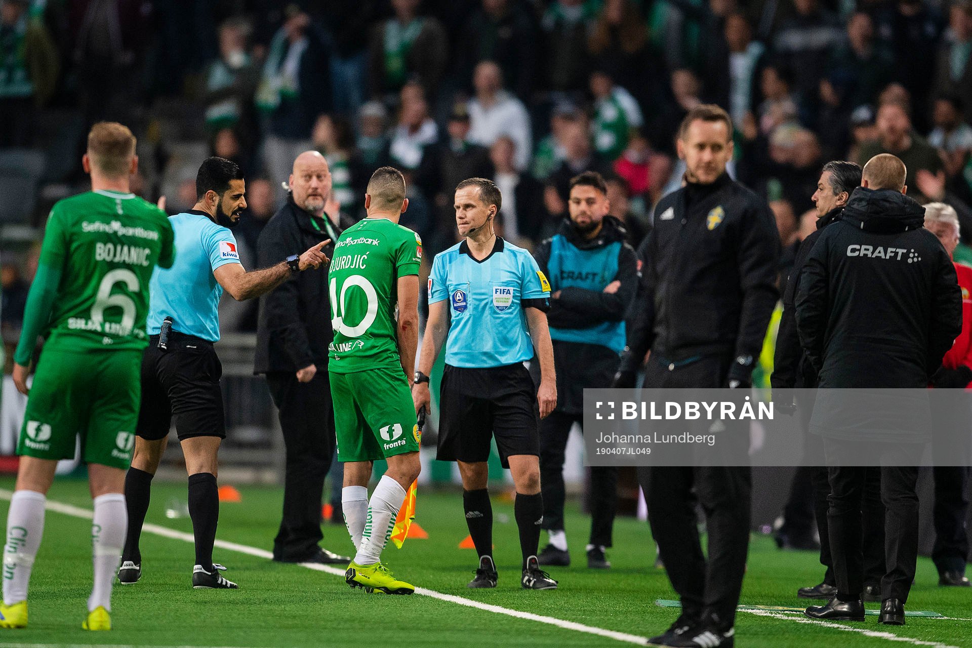 Hammarbys Nikola Djurdjic pratar med assisterande domare