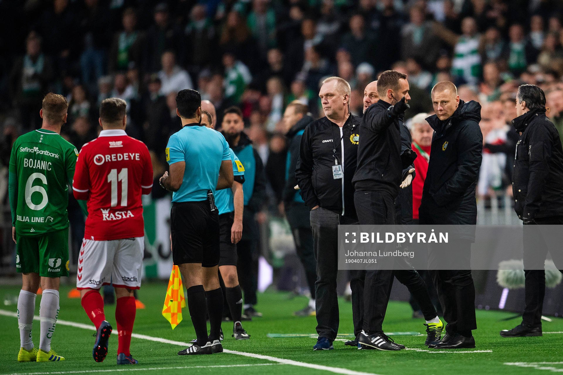 Fjärde domaren är framme och pratar med Hammarbys