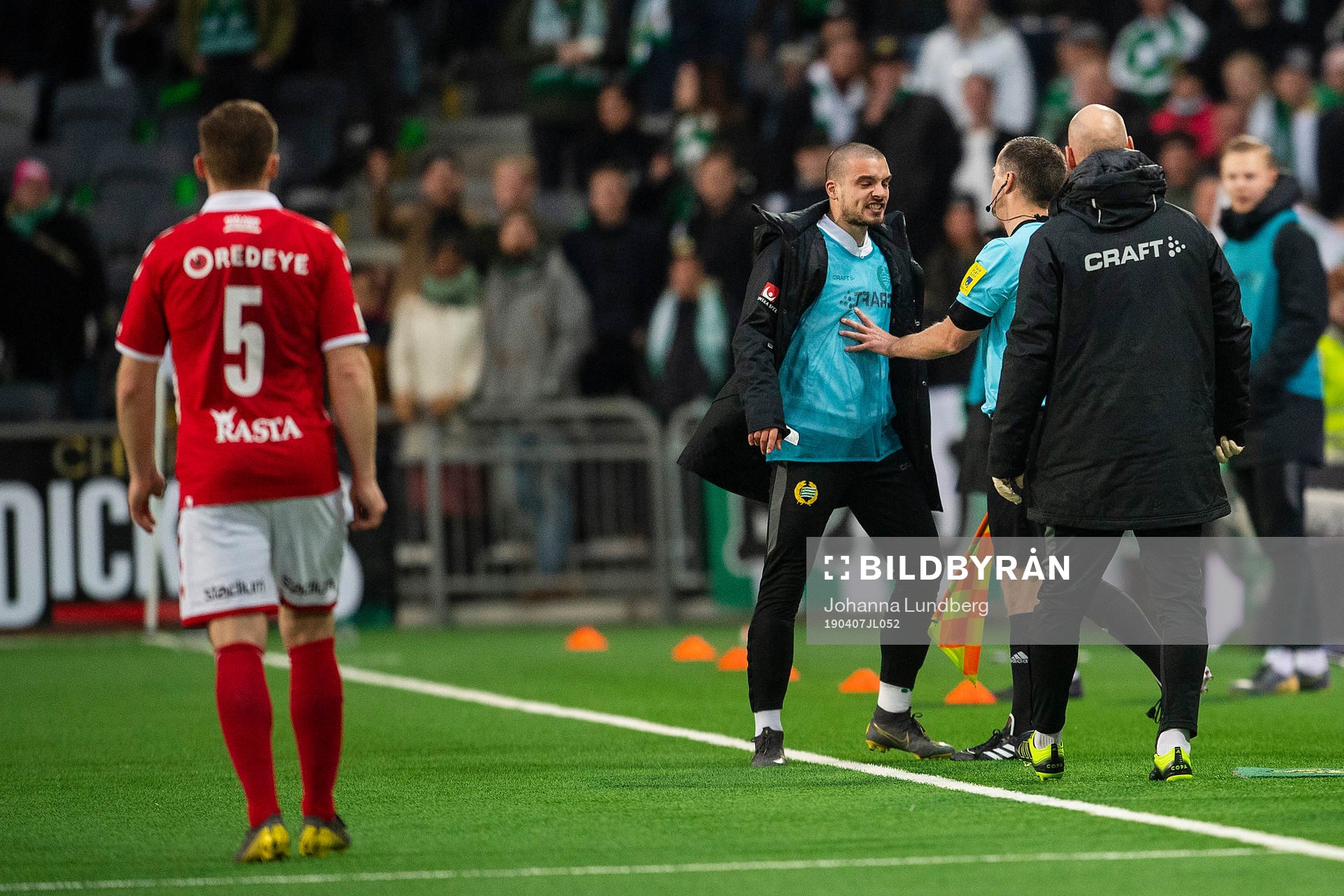 Hammarbys Vladimir Rodić skriker på assisterande domare