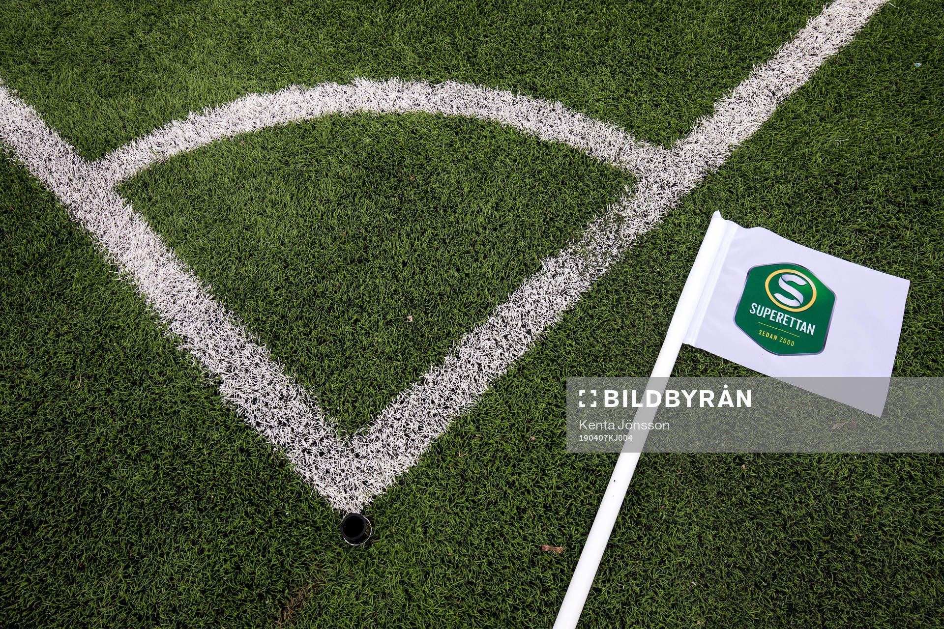 En hörnflagga med Superettans emblem på konstgräs inför fotbollsmatchen i Superettan mellan Frej och Syrianska den 7 april 2019 i Stockholm. 