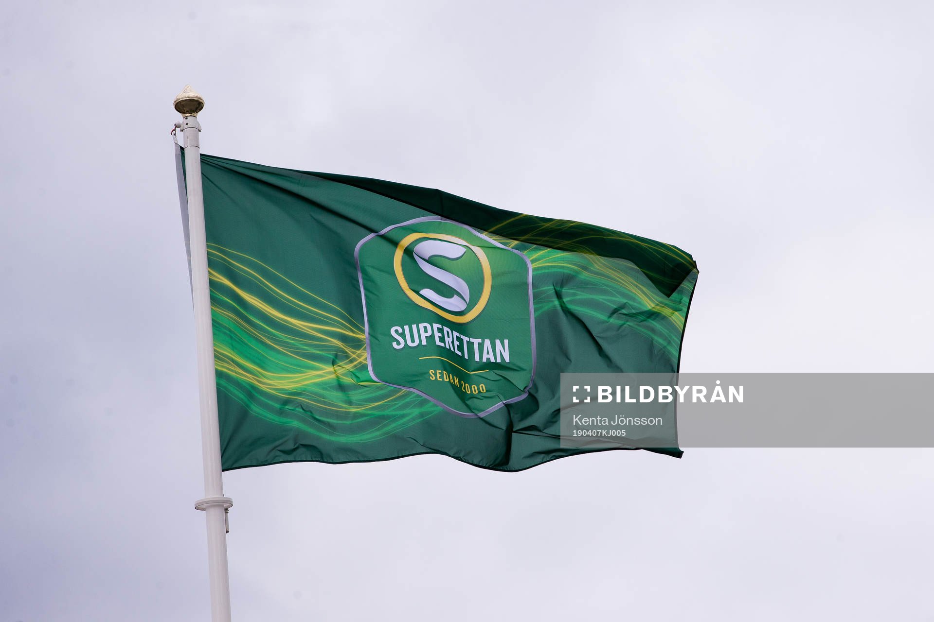 En flagga med Superettans emblem