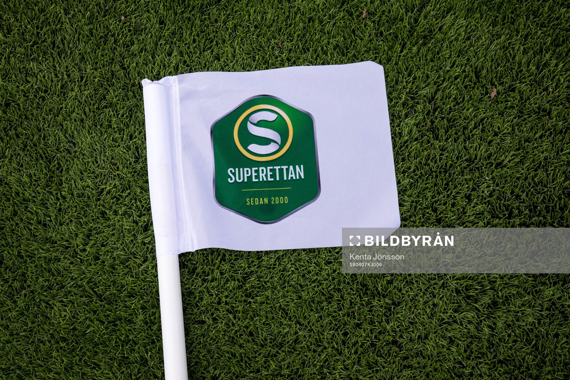 En hörnflagga med Superettans emblem på konstgräs