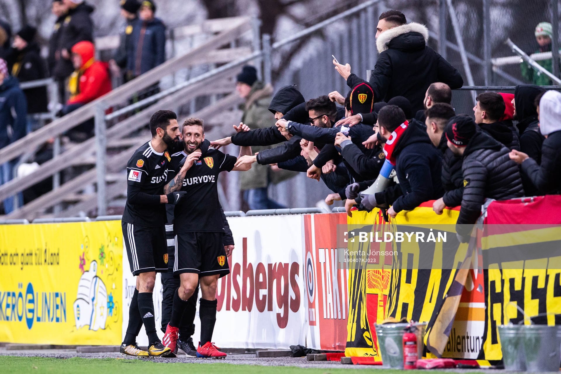 Syrianskas Andrew Michael Stadler jublar med supportrar
