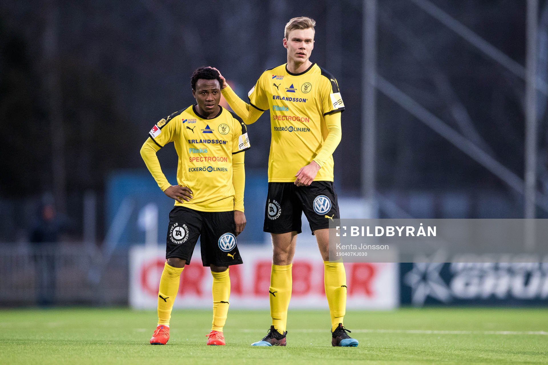 Frejs Abdul Halik Hudu och Marcus Degerlund deppar