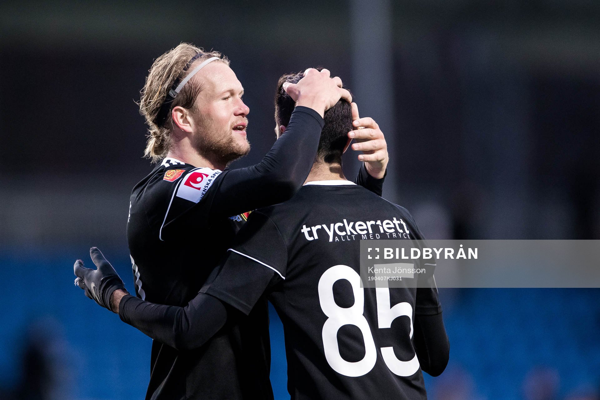 Syrianskas Anders Bååth jublar med Isa Demir under fotbollsmatchen i Superettan mellan Frej och Syrianska den 7 april 2019 i Stockholm. 