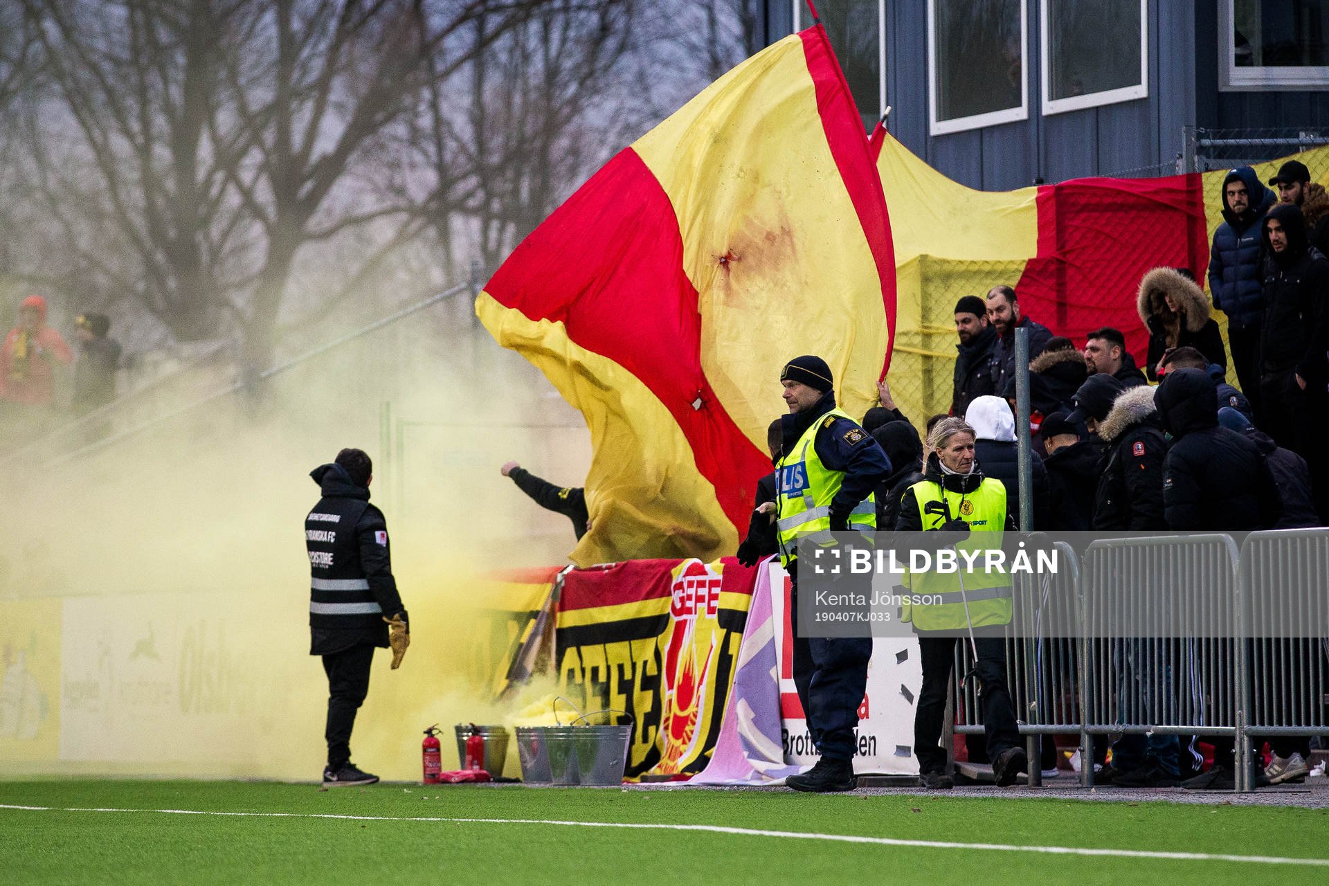 Syrianskas supportrar med rök