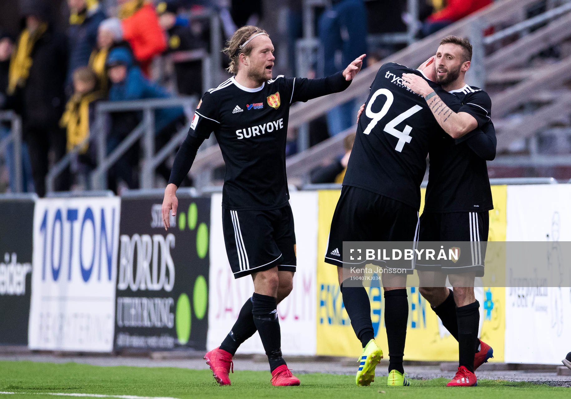 Syrianskas Andrew Michael Stadler jublar med Anders Bååth