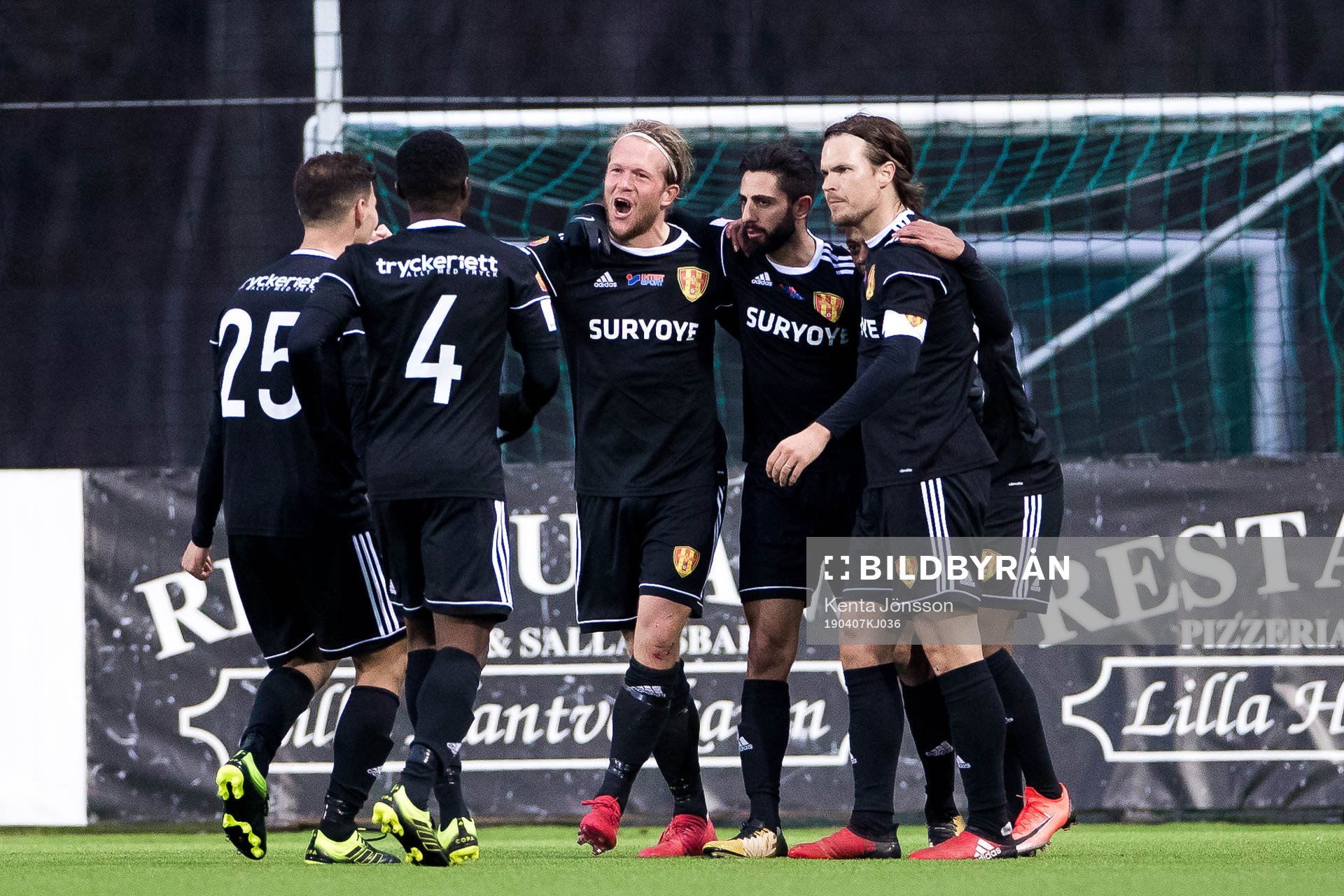 Syrianskas Anders Bååth jublar med lagkamrater