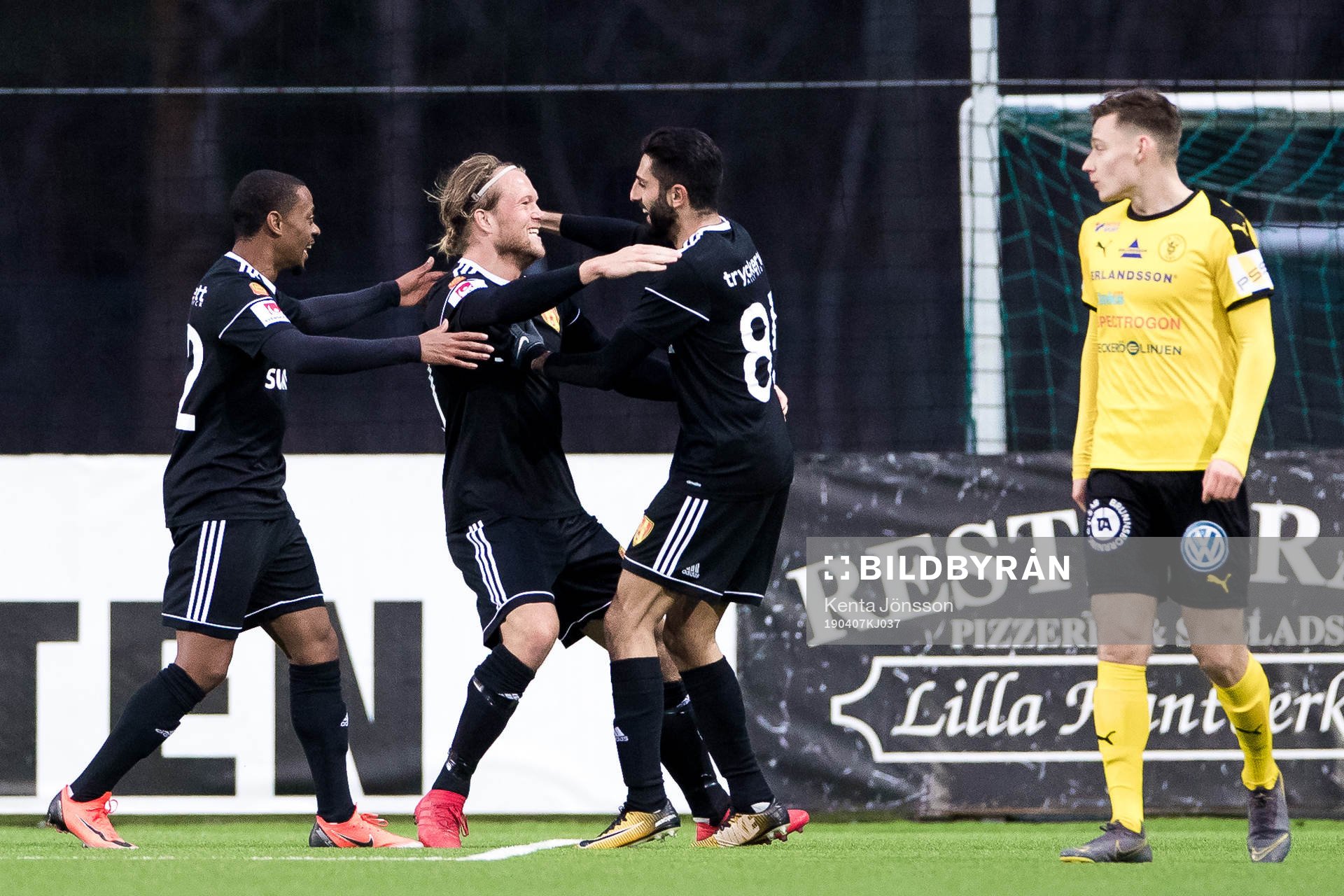 Syrianskas Anders Bååth jublar med lagkamrater