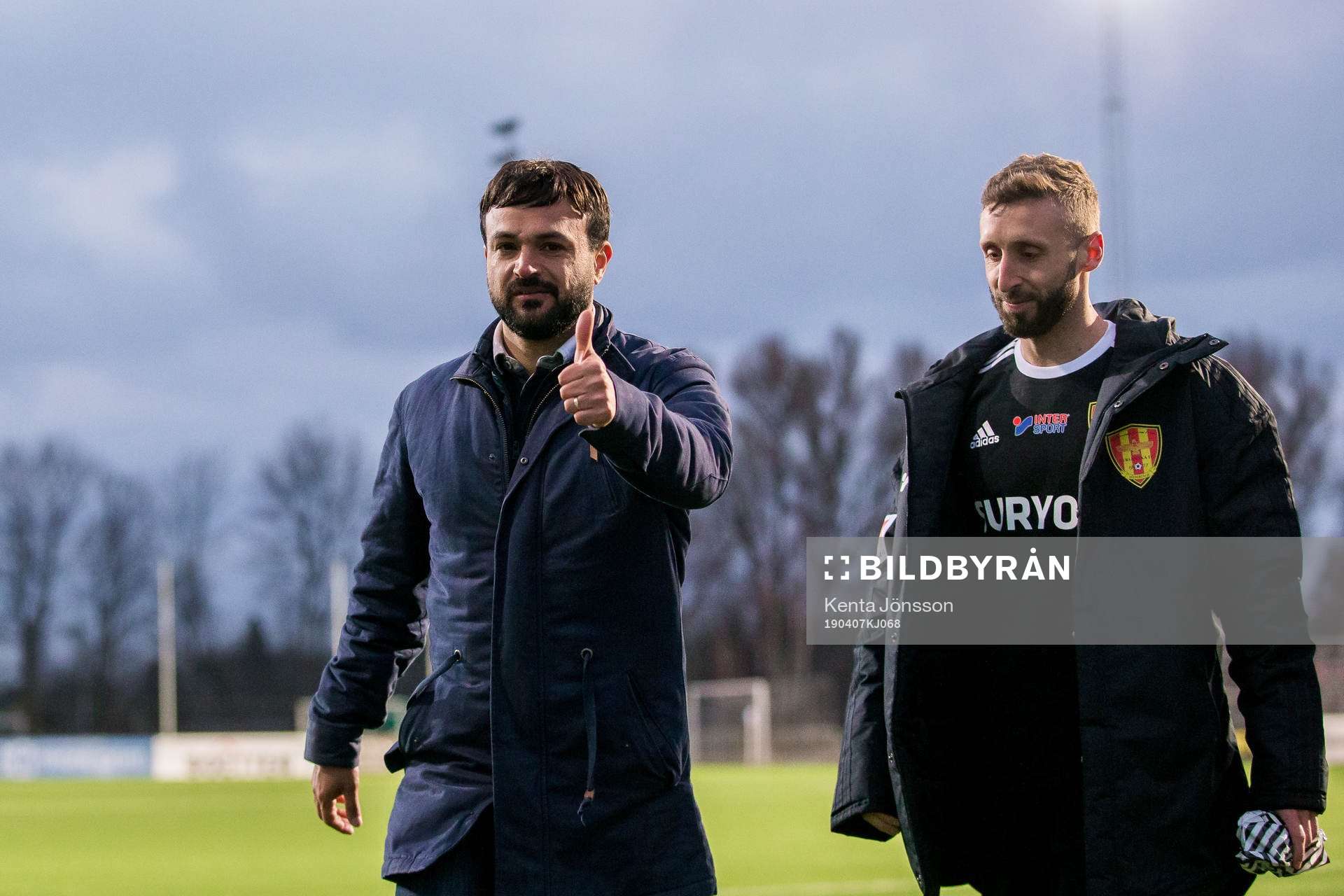 Syrianskas tränare Korosh Hatami gör tummen upp efter fotbollsmatchen i Superettan mellan Frej och Syrianska den 7 april 2019 i Stockholm. 
