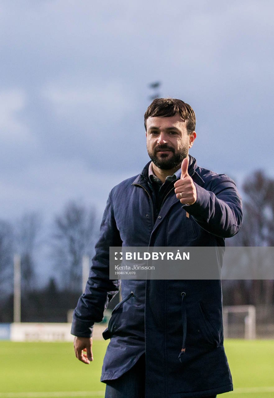 Syrianskas tränare Korosh Hatami gör tummen upp
