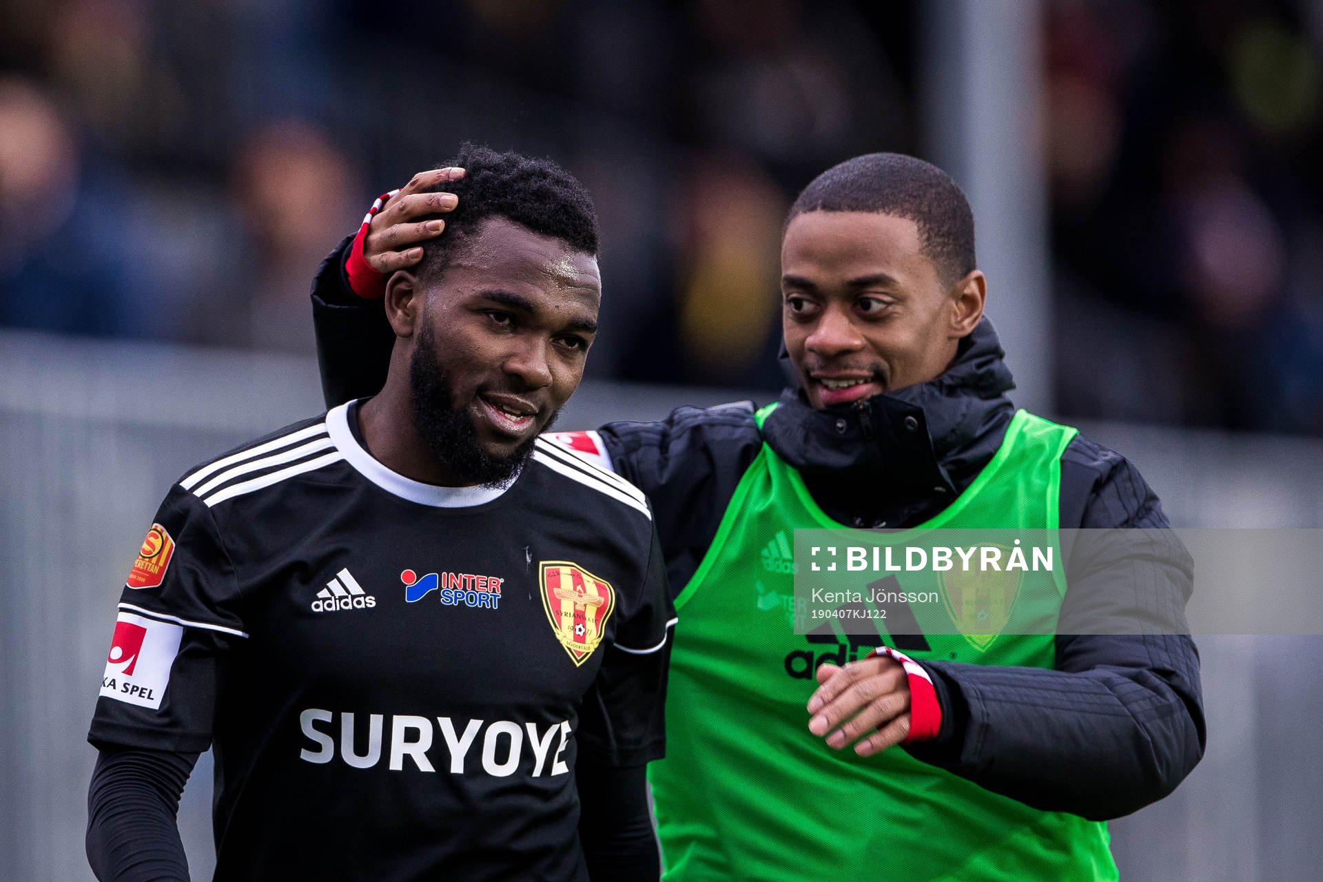 Syrianskas Lumala Abdu (v) och Giovanni Hiwat (h) under fotbollsmatchen i Superettan mellan Frej och Syrianska den 7 april 2019 i Stockholm. 