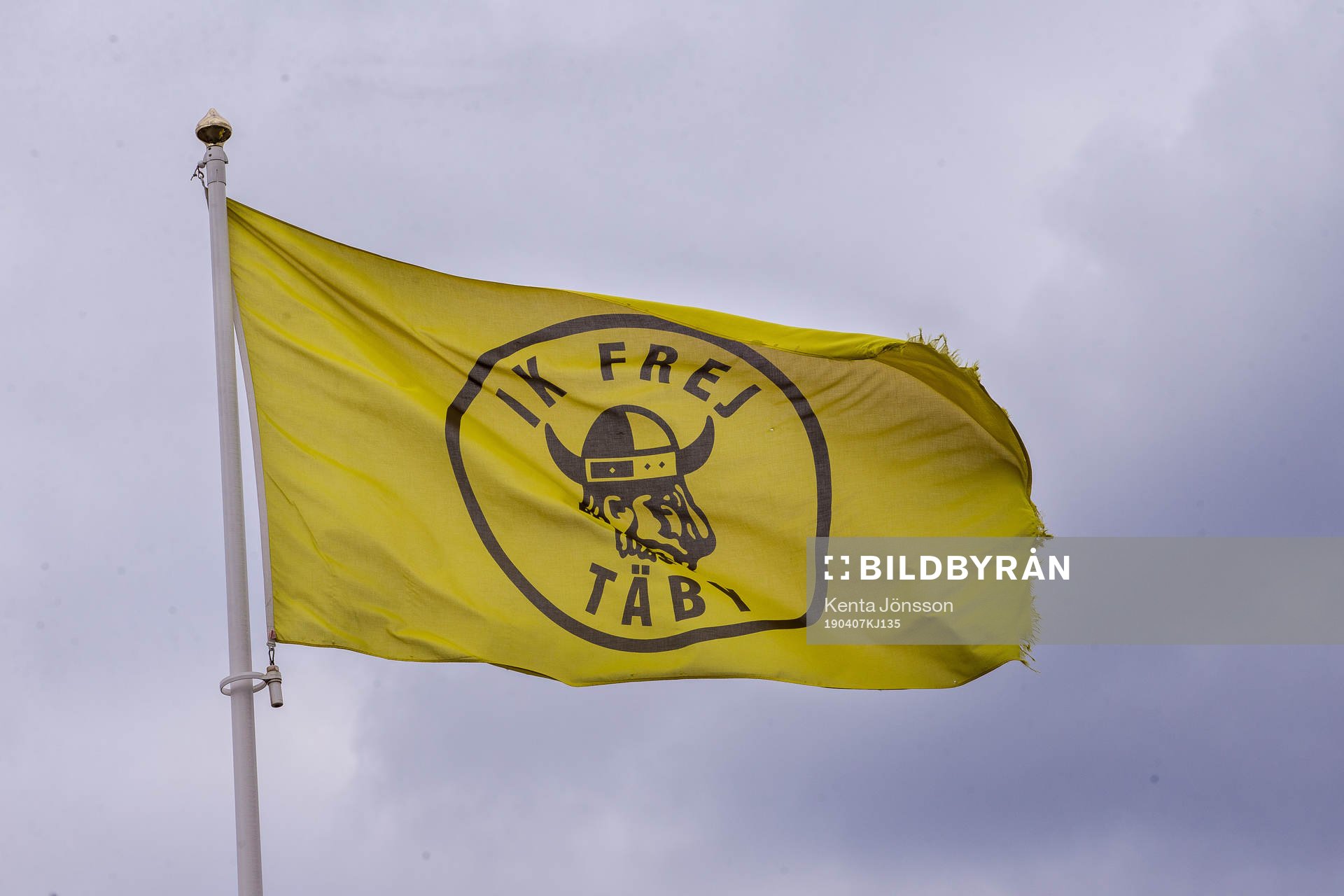Frejs klubbmärke på en flagga inför fotbollsmatchen i Superettan mellan Frej och Syrianska den 7 april 2019 i Stockholm. 