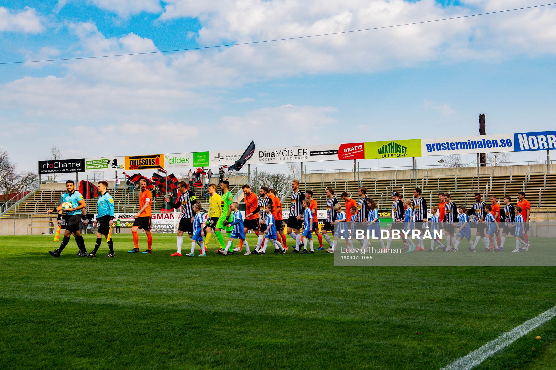 Spelarna gör entre till fotbollsmatchen i Division 1