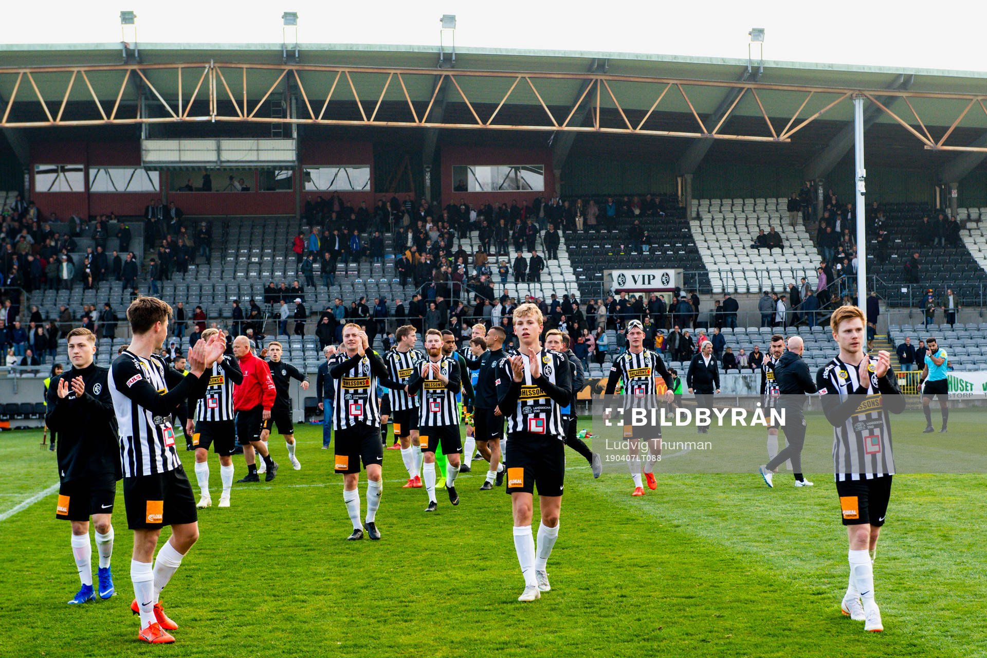 Landskronas spelare tackar publiken efter fotbollsmatchen i Division 1 Södra mellan Landskrona och Trollhättan den 7 april 2019 i Landskrona.