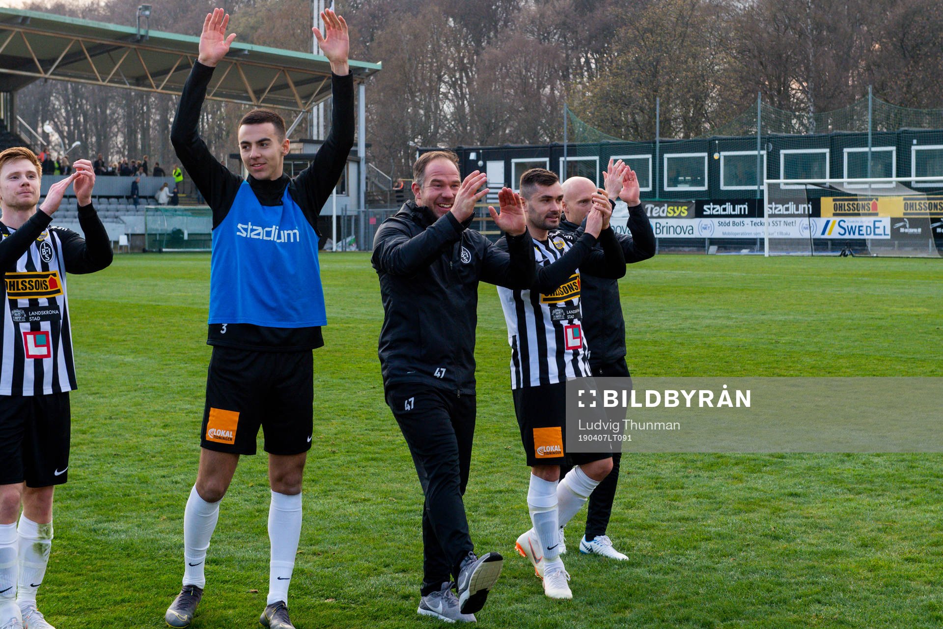 Fystränare Jonny Karlsson tackar publiken efter segern i fotbollsmatchen i Division 1 Södra mellan Landskrona och Trollhättan den 7 april 2019 i Landskrona.