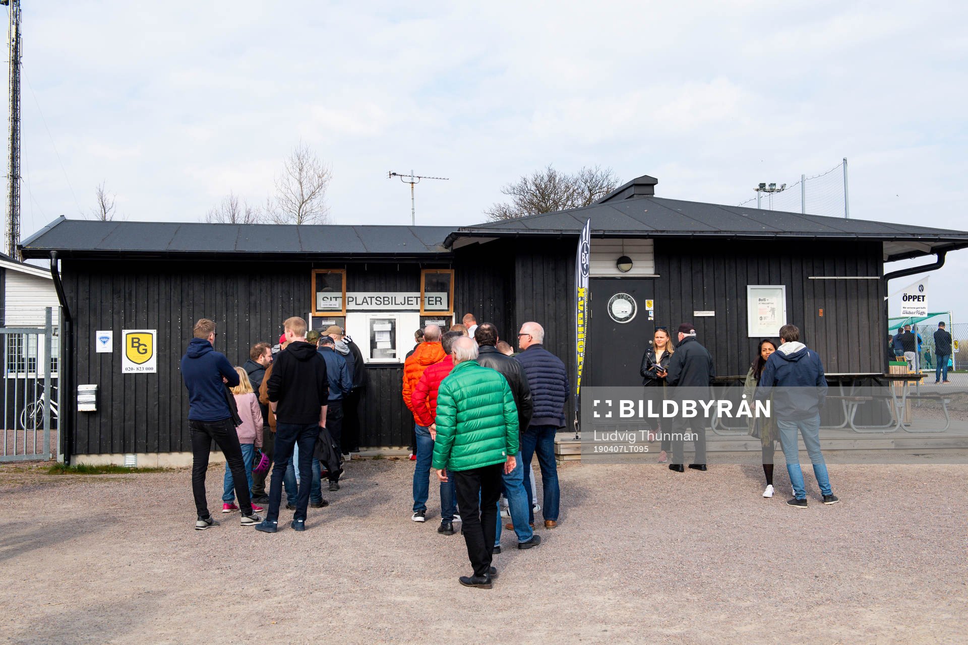 Kö till biljettkassan i Landskronas kansli