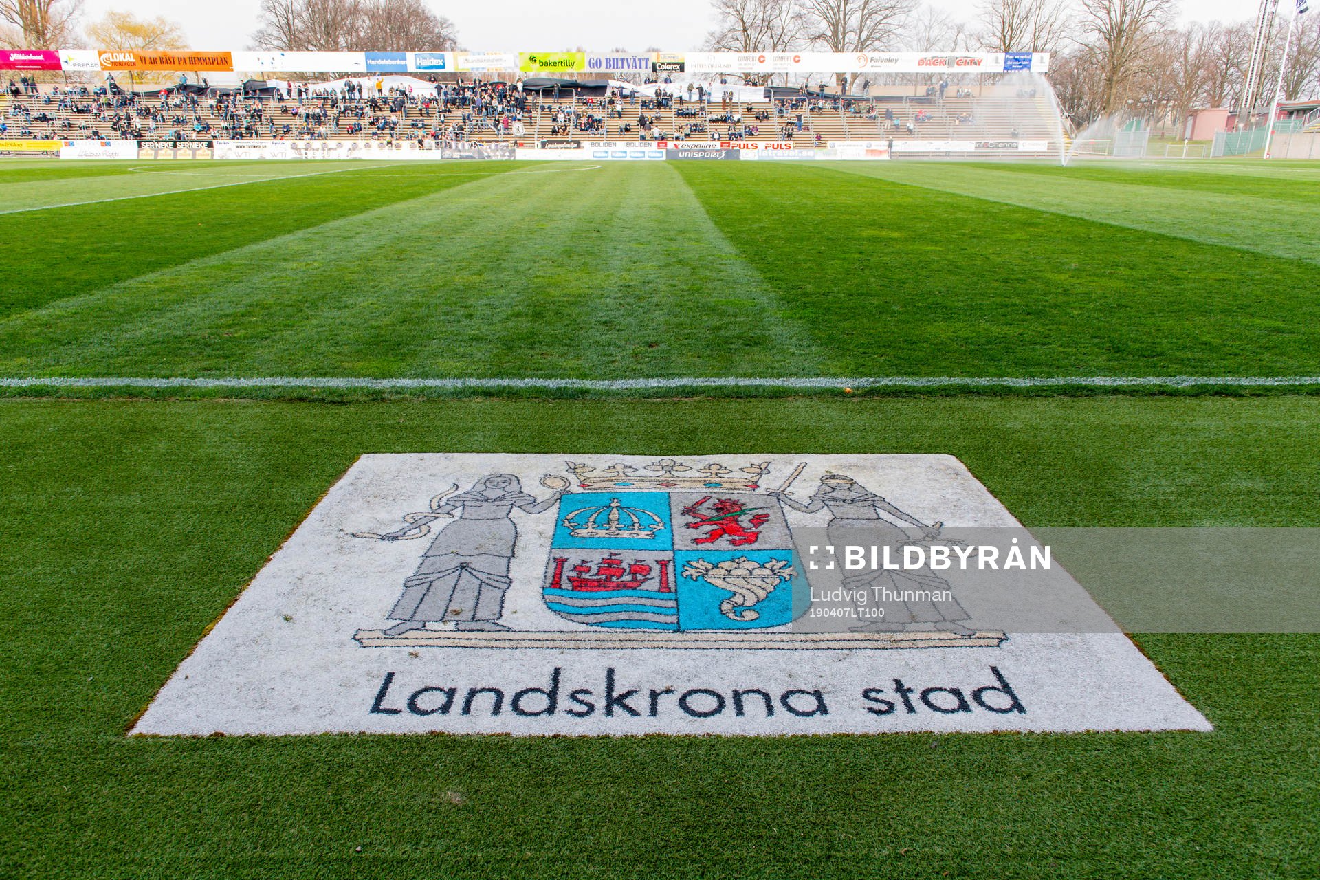 Logotype för Landskrona stad i gräset på Landskrona IP