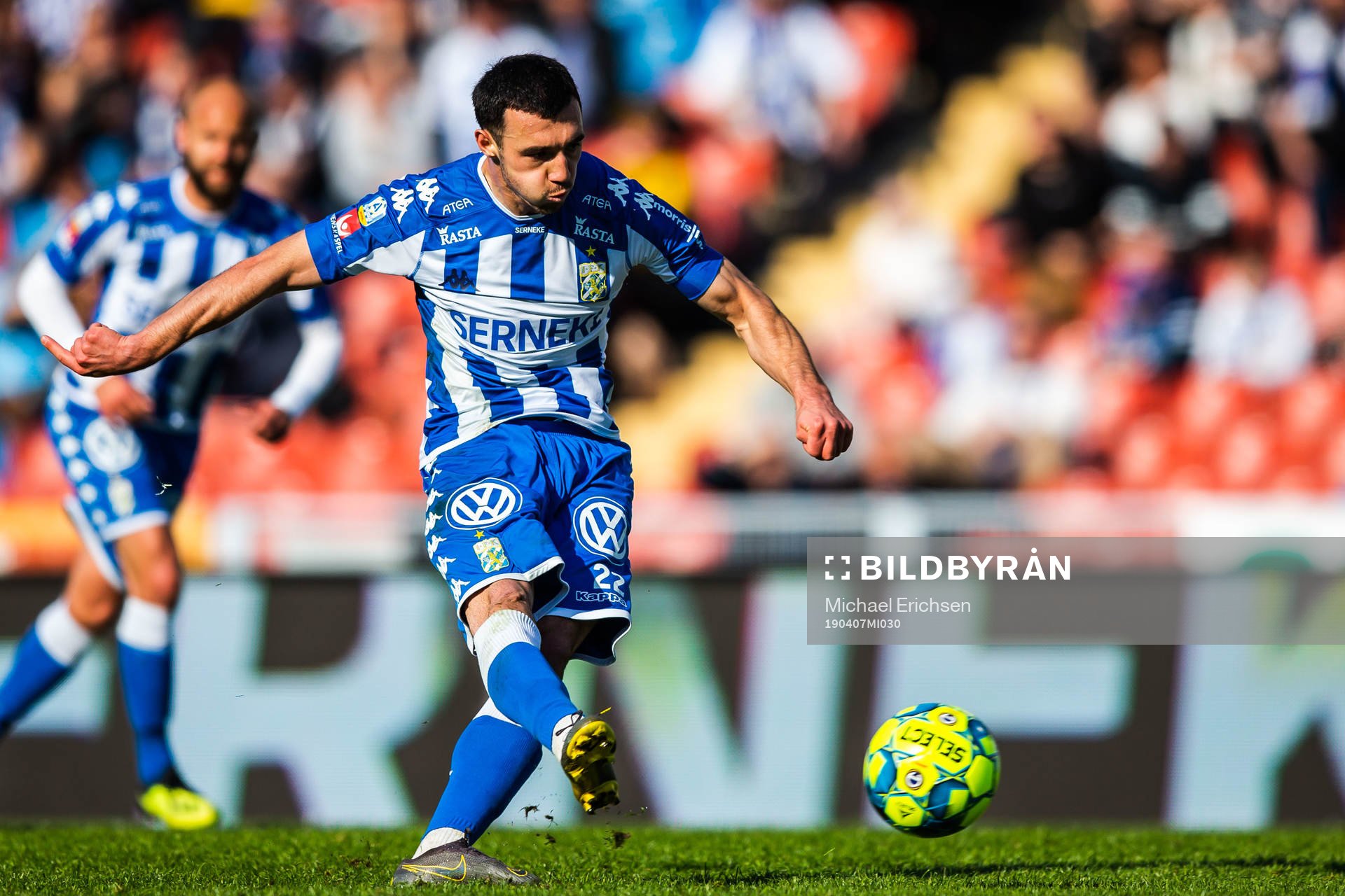 IFK Göteborgs Giorgi Kharaishvili slår en straff