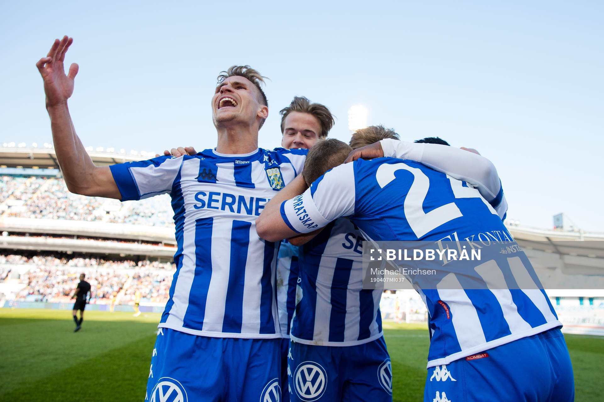 IFK Göteborgs Sebastian Ohlsson omfamnas av lagkamrater