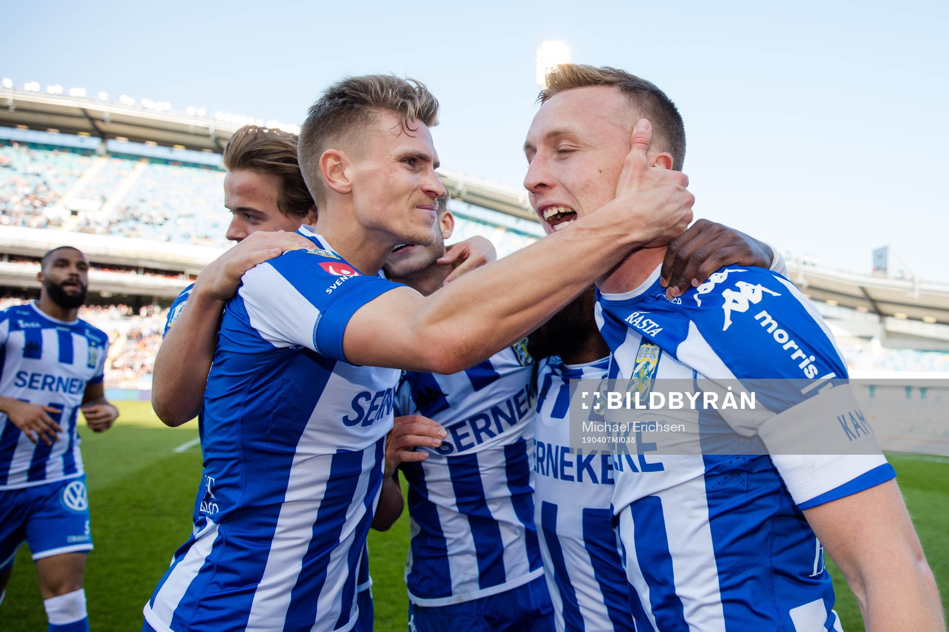 IFK Göteborgs Sebastian Ohlsson omfamnas av lagkamrater,