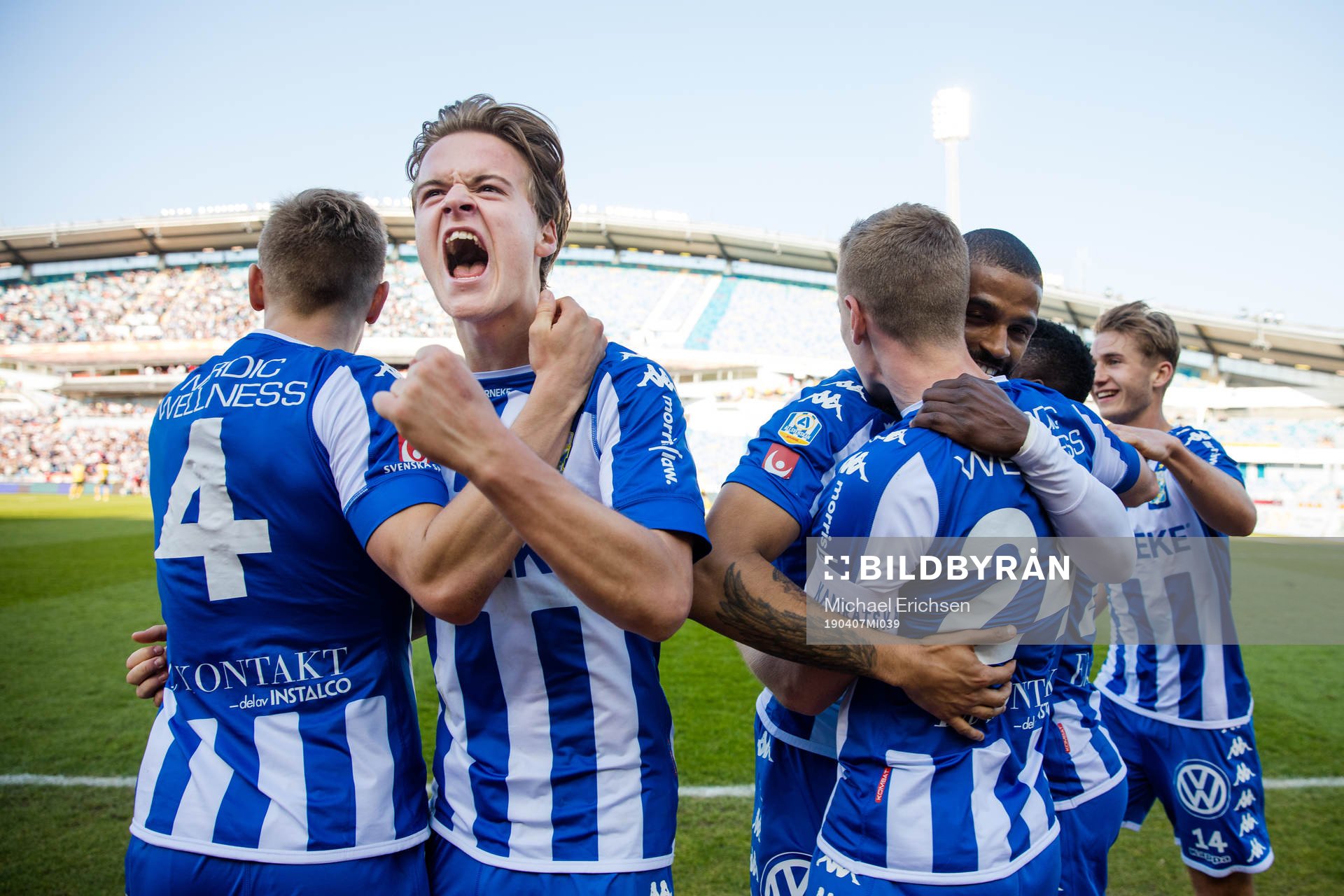 IFK Göteborgs Sebastian Ohlsson omfamnas av lagkamrater