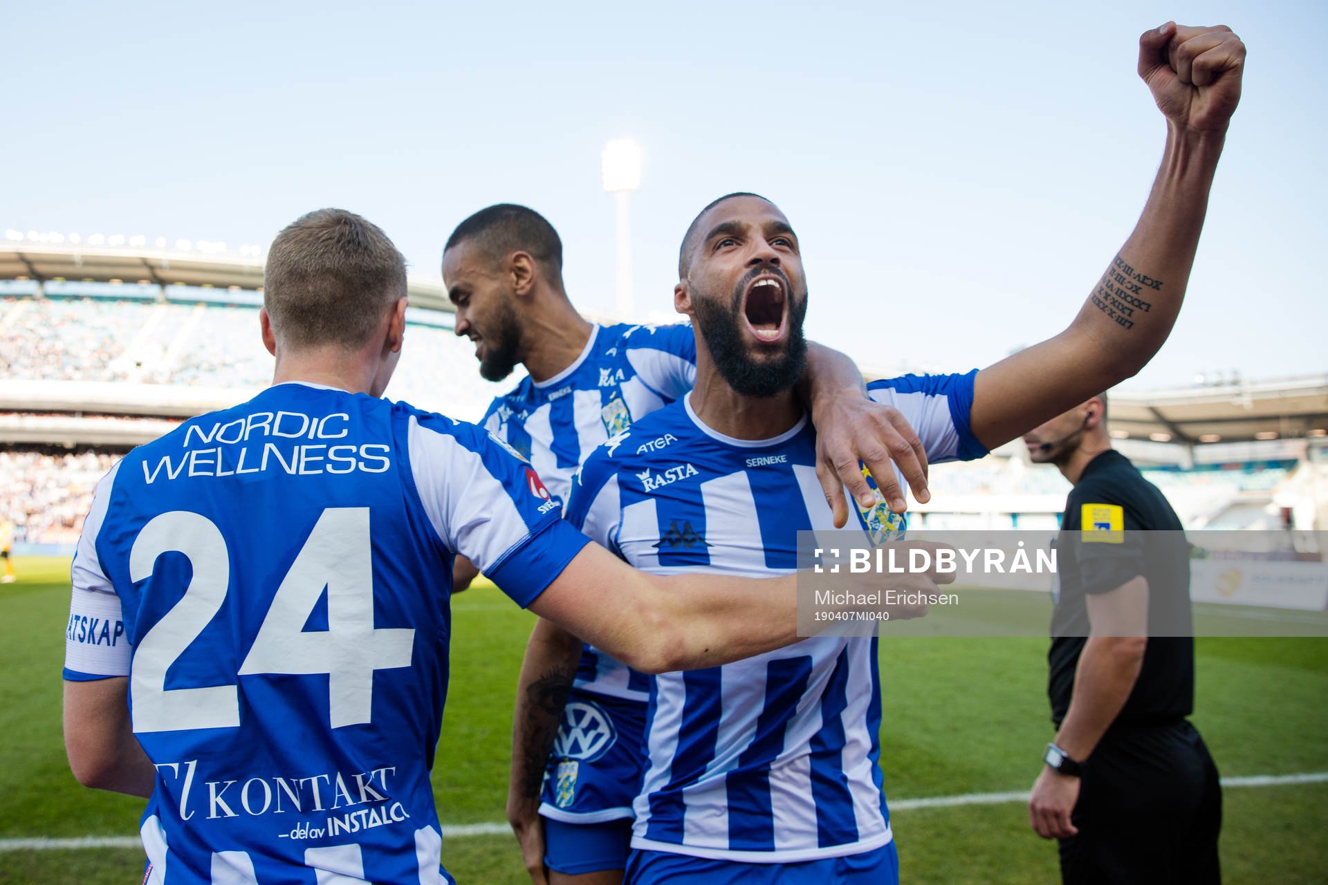 IFK Göteborgs Sebastian Ohlsson omfamnas av lagkamraterna