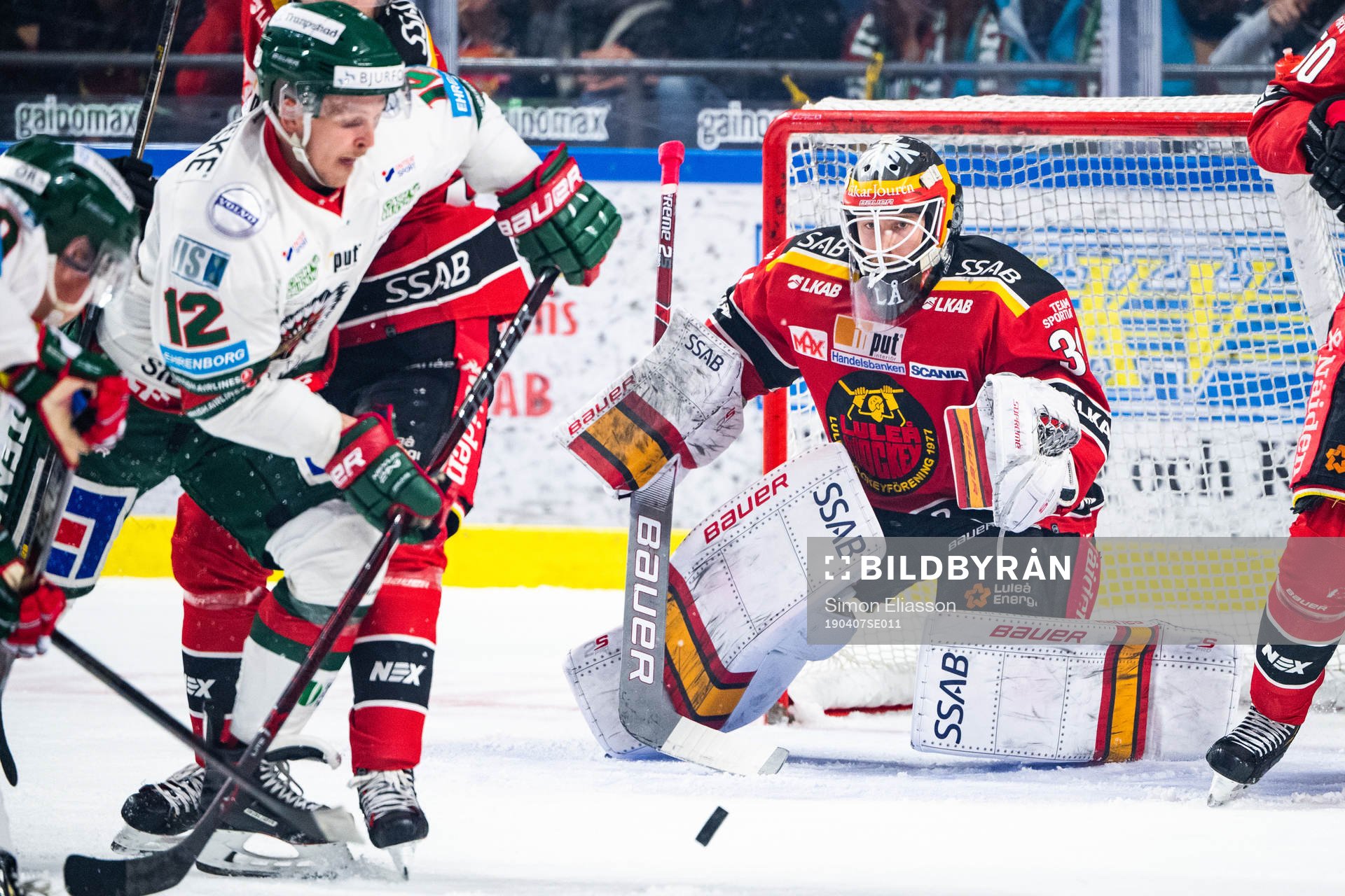 Frölundas Max Friberg och Luleås målvakt Joel Lassinantti