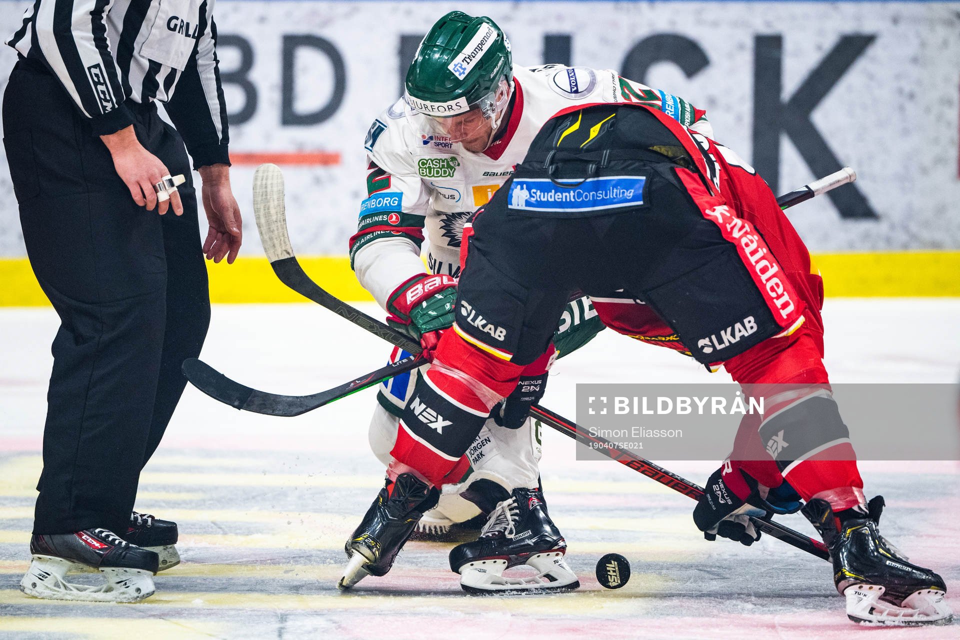 Frölundas Max Friberg och Luleås Niklas Olausson tekar