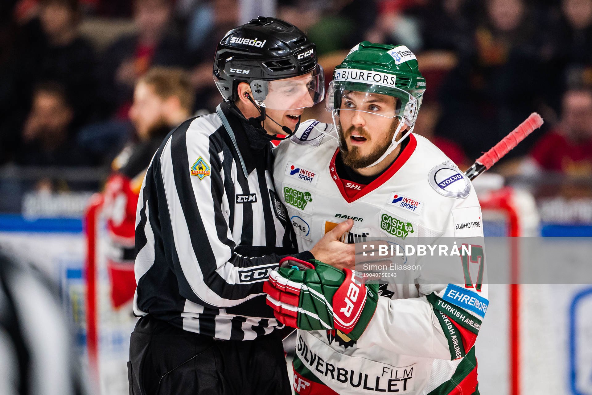 Frölundas Sebastian Stålberg och Linjedomare Andreas