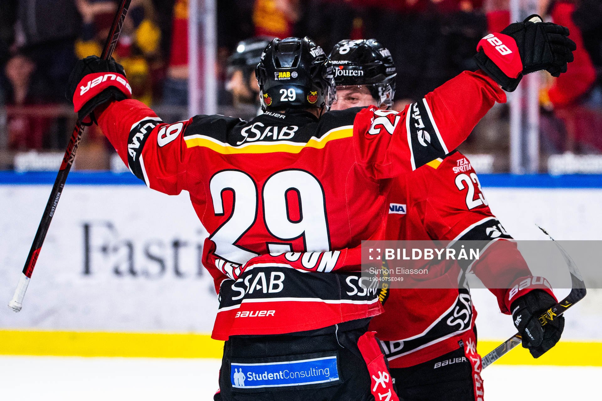 Luleås Erik Gustafsson och Jesper Sellgren jublar